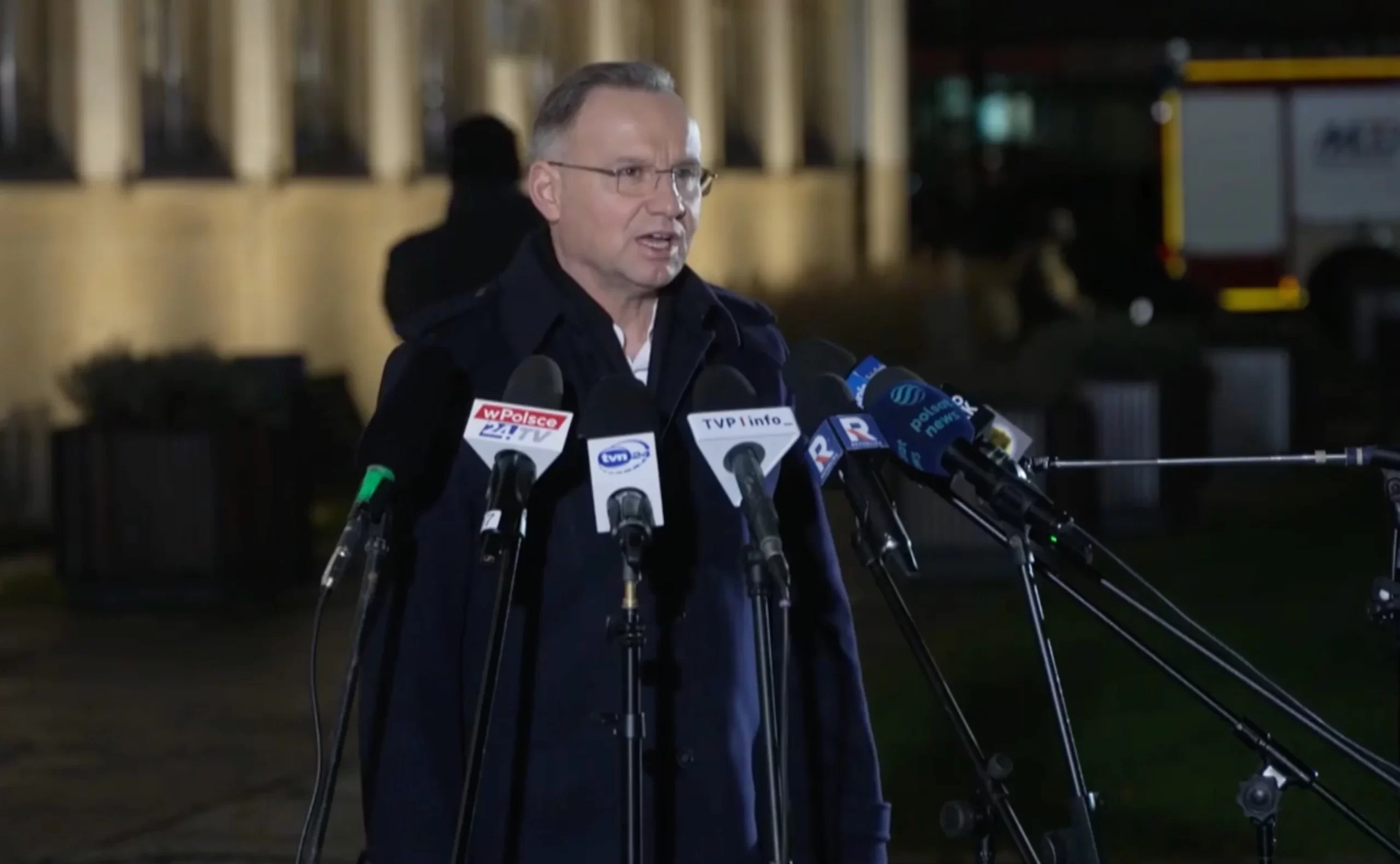 Andrzej Duda z wizytą na terenach popowodziowych. Chce rozmawiać m.in. z Kosiniakiem-Kamyszem Andrzej Duda z wizytą na terenach popowodziowych. Chce rozmawiać m.in. z Kosiniakiem-Kamyszem