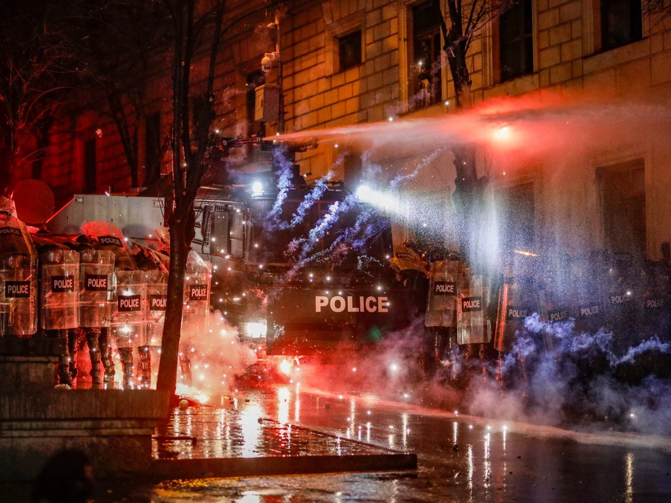 Pojechał relacjonować protesty w Gruzji. Dziennikarz TVP został ranny Pojechał relacjonować protesty w Gruzji. Dziennikarz TVP został ranny