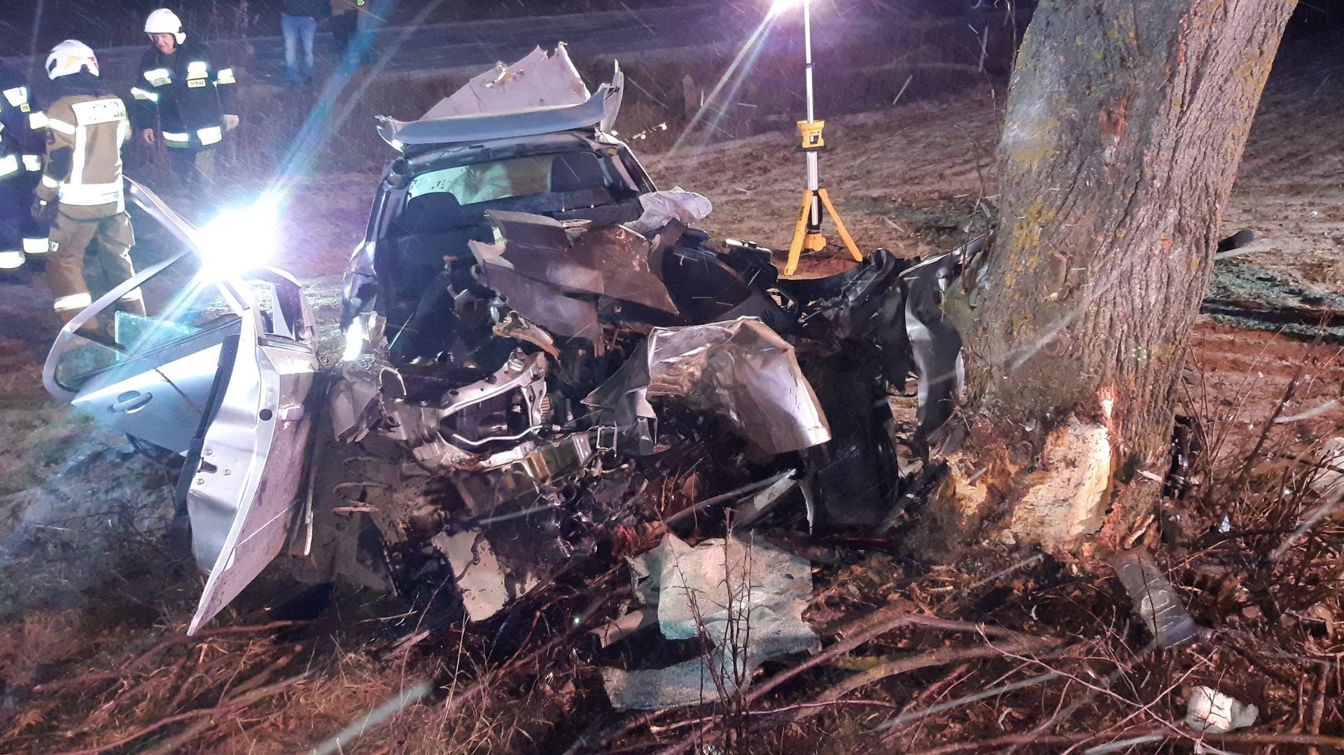 Troje nastolatków zginęło w koszmarnym wypadku. Auto roztrzaskane w drobny mak Troje nastolatków zginęło w koszmarnym wypadku. Auto roztrzaskane w drobny mak