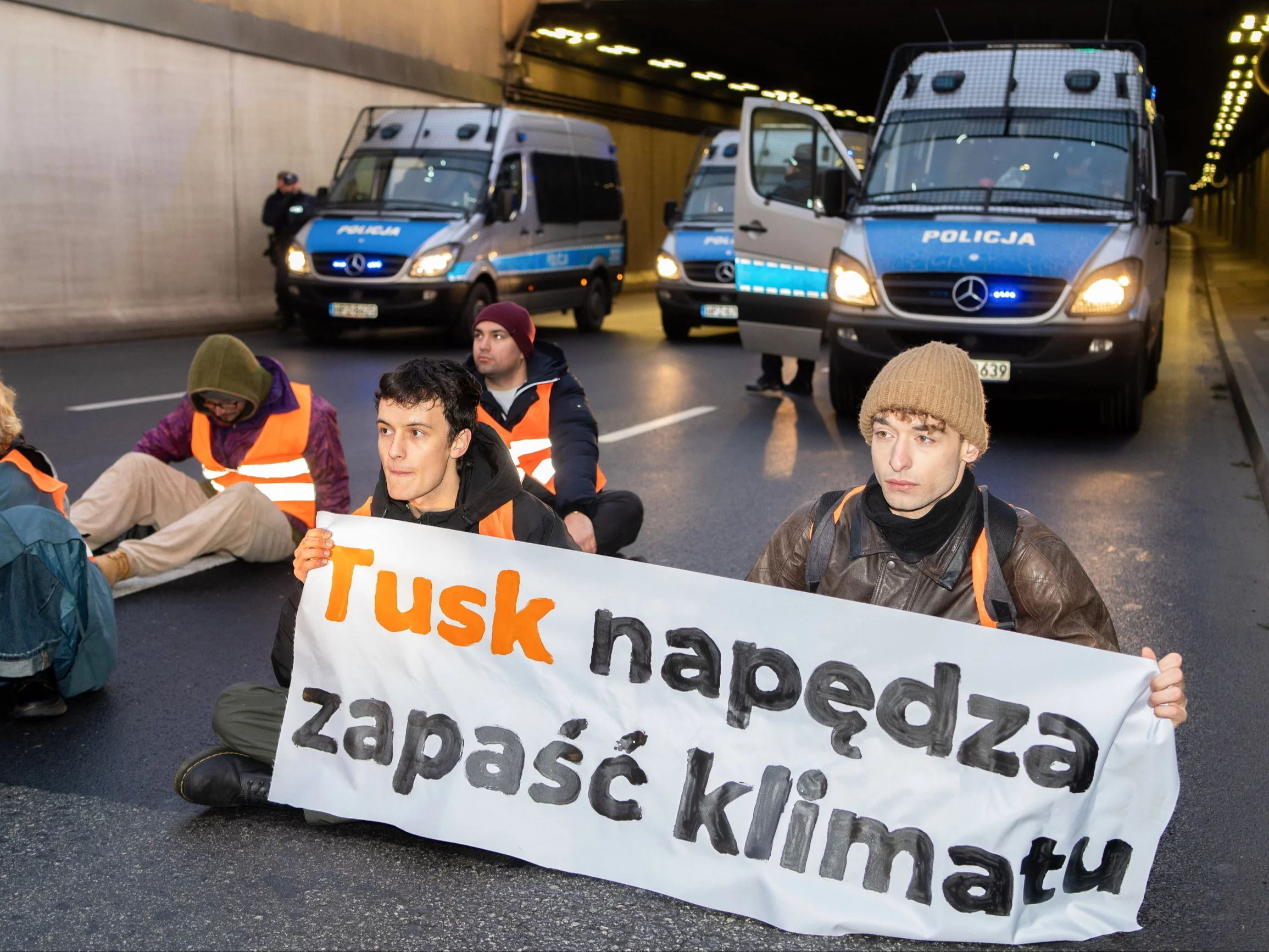 Tusk kontra aktywiści z Ostatniego Pokolenia. „Stoi pan tam, gdzie stało ZOMO”