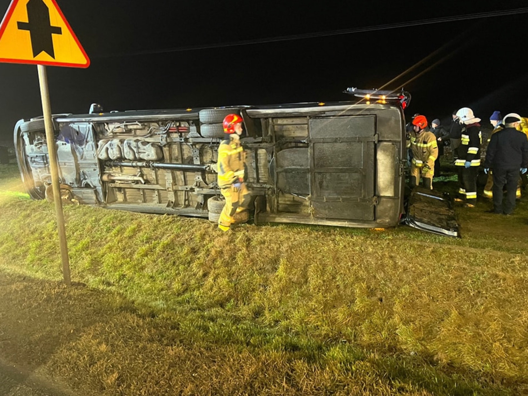 Wypadek busa w Świętokrzyskiem. Pojazdem podróżowało 18 osób