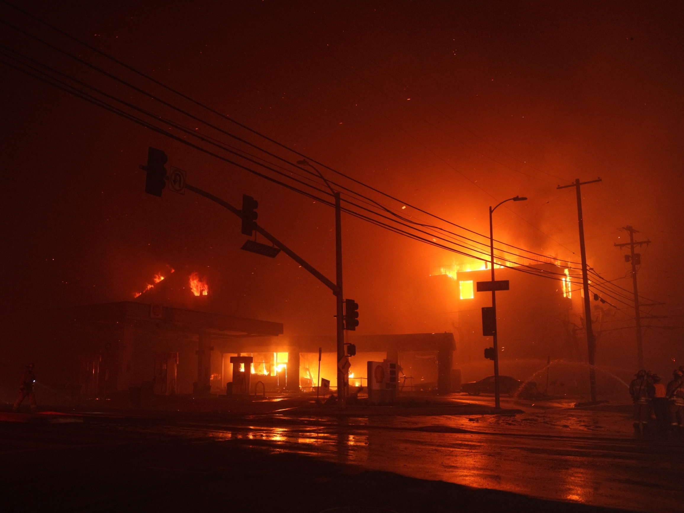 Los Angeles w ogniu. 30 tys. osób do ewakuacji, płonie ponad 1100 hektarów