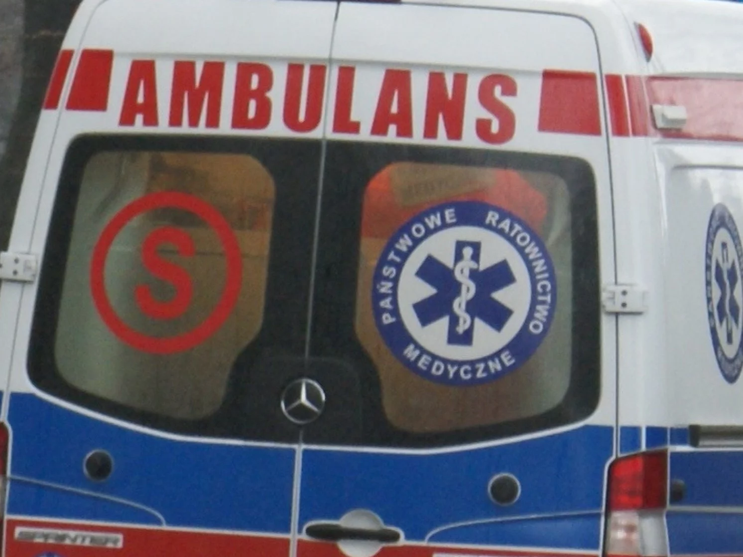 Pięści, telefon i kamienie. Ambulans zniszczony po szokującym incydencie