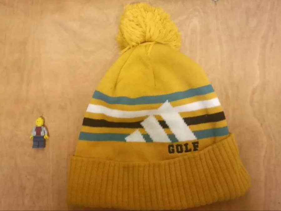 Pojawił się w szpitalu w żółtej czapce i z zabawką. Mężczyzna nie wiedział, kim jest