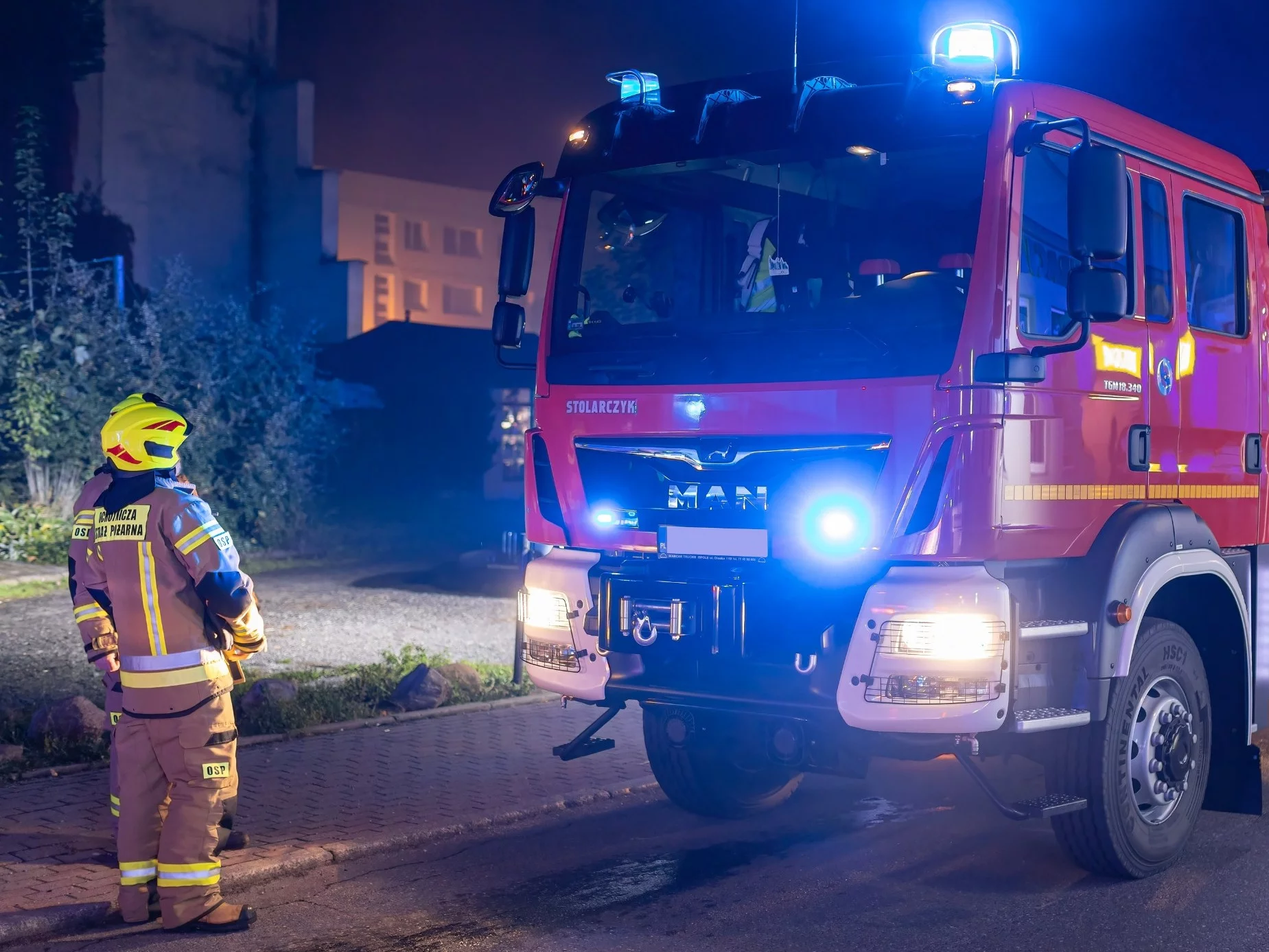 Rzucił butelką w wóz strażacki, ranił dwie osoby. Szuka go policja