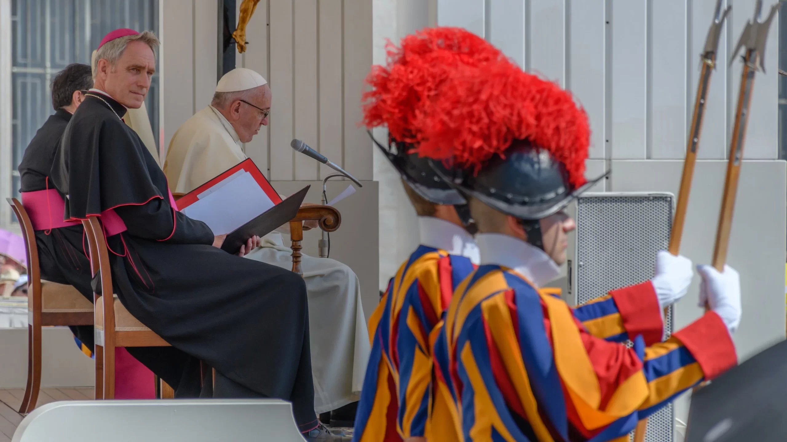 Chronią papieży od ponad 500 lat. Nie każdy może się tam dostać