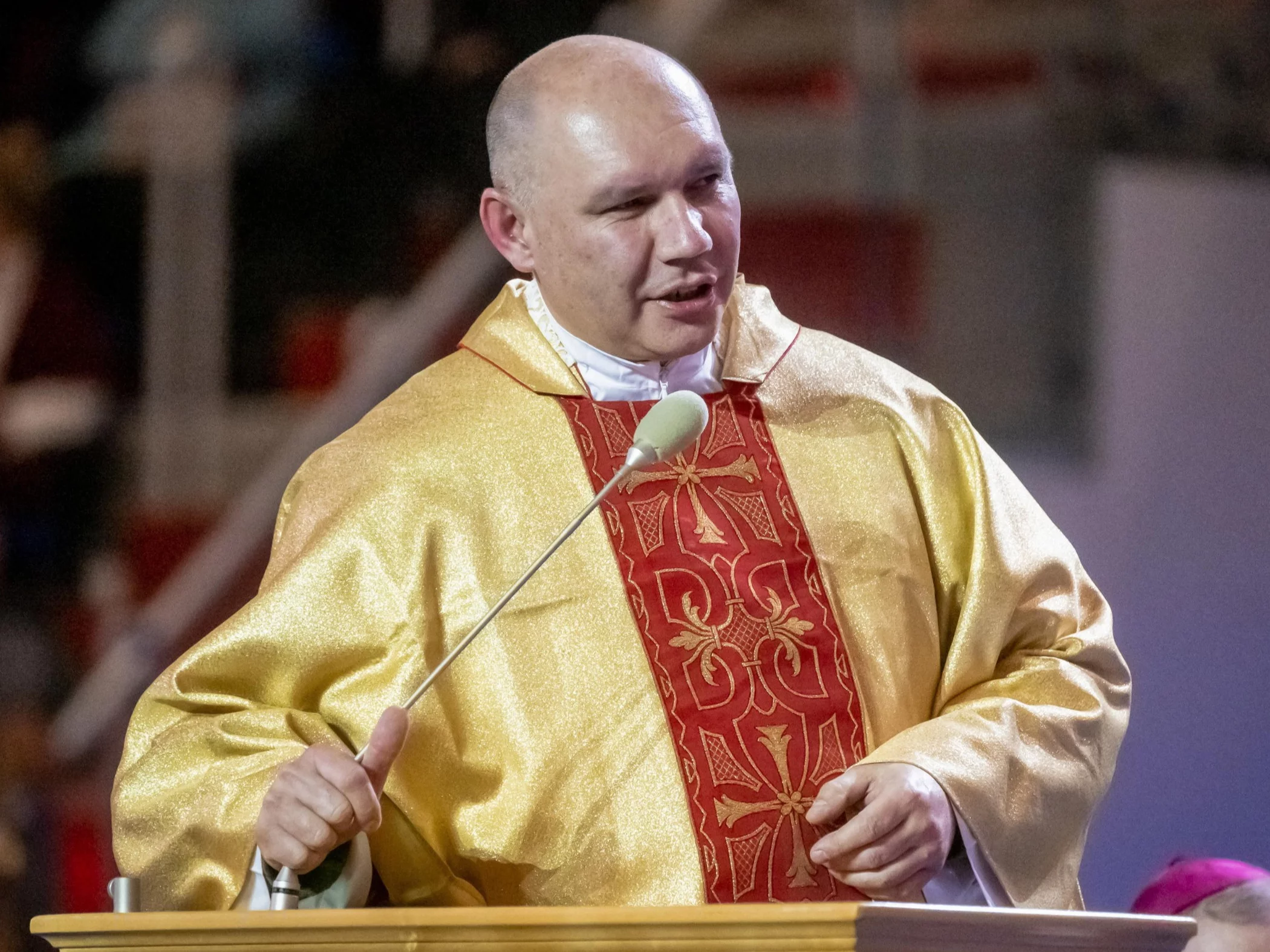 Ksiądz przez trzy lata zarobił ponad pół miliona. To dopiero początek korzyści Ksiądz przez trzy lata zarobił ponad pół miliona. To dopiero początek korzyści