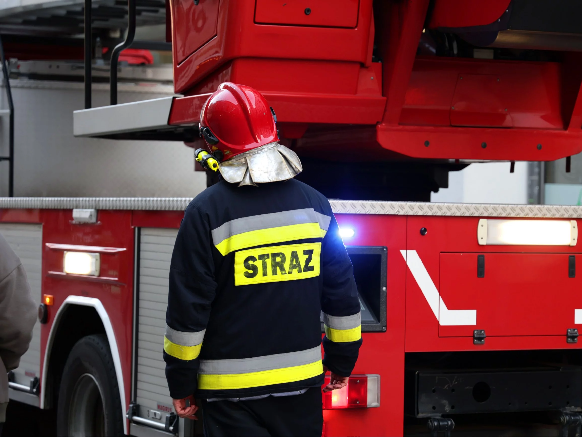 Pożar hali w Cigacicach. Z ogniem walczy kilkanaście zastępów straży pożarnej