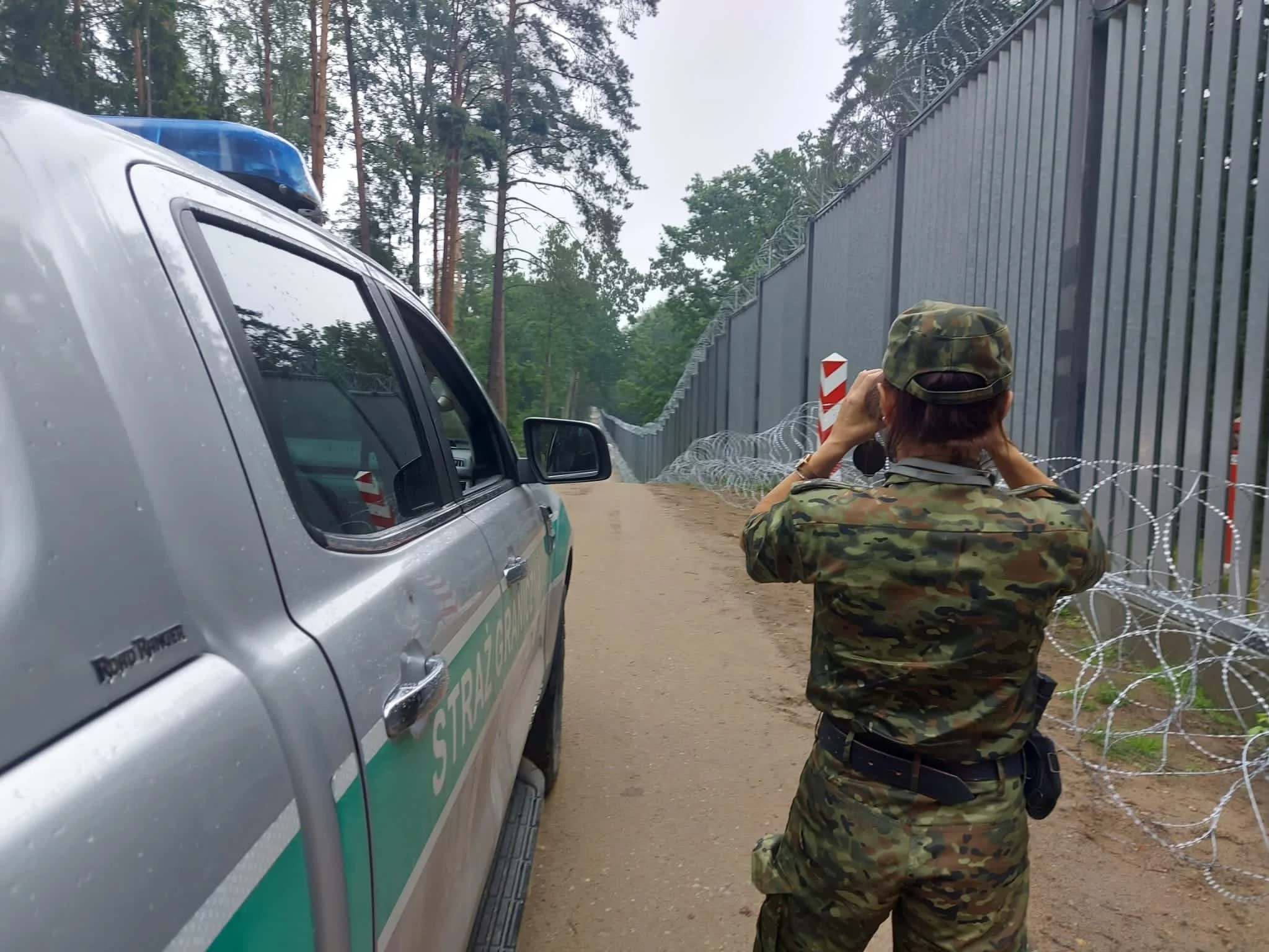 Przerzucają migrantów autokarami na granicę z Polską. Skandaliczny proceder Przerzucają migrantów autokarami na granicę z Polską. Skandaliczny proceder