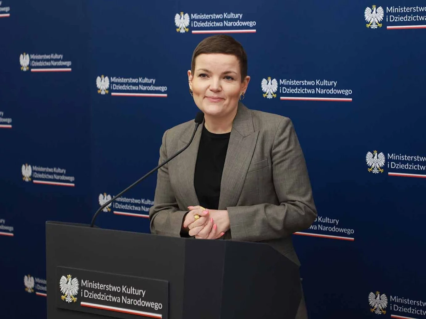 Motocyklista przeleciał nad autem, za kierownicą którego siedziała wiceministra. Trafił do szpitala Motocyklista przeleciał nad autem, za kierownicą którego siedziała wiceministra. Trafił do szpitala