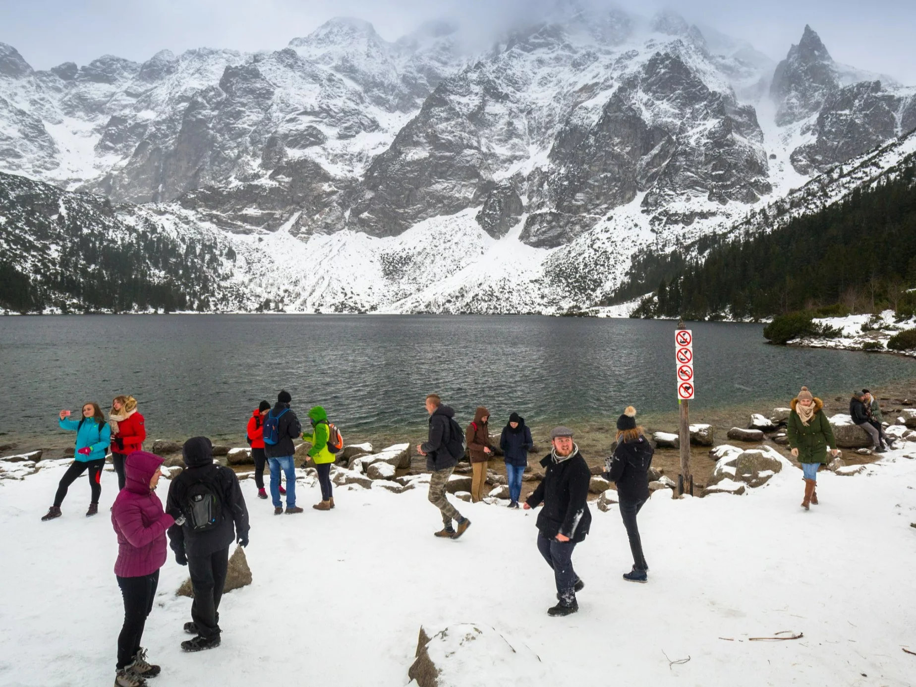 Śnieg i lód stopniały nad Morskim Okiem. Ukazał się niepokojący obraz Śnieg i lód stopniały nad Morskim Okiem. Ukazał się niepokojący obraz