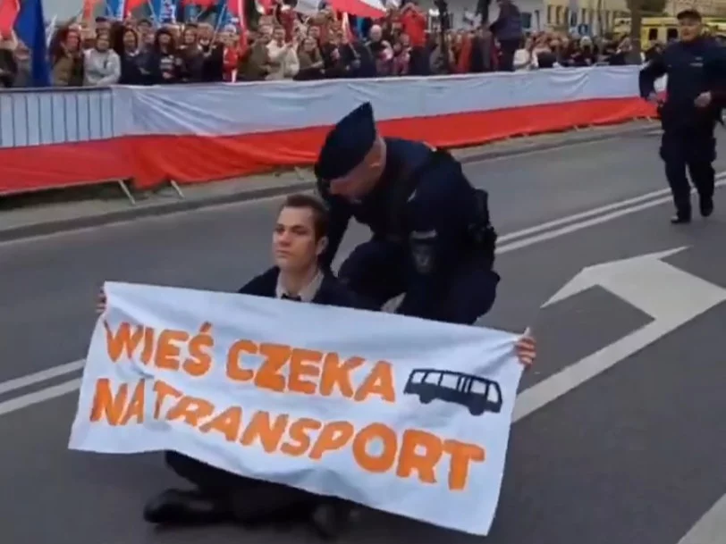 Aktywista zablokował Trzaskowskiemu drogę na debatę. „Masz odpowiedzialność”