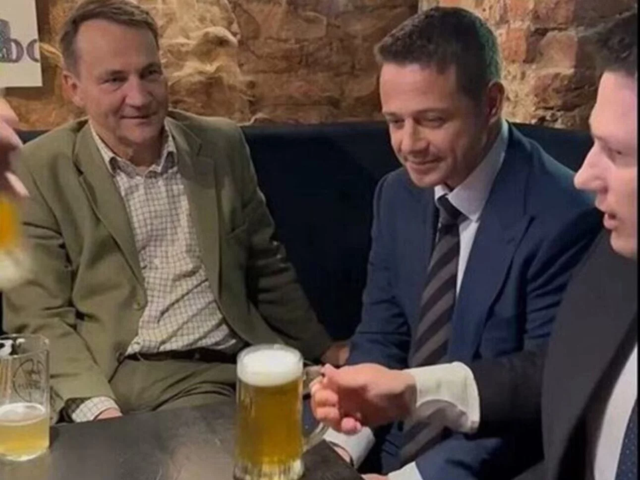 Awanturował się podczas piwa Sikorskiego i Mentzena. Wiemy, kim jest