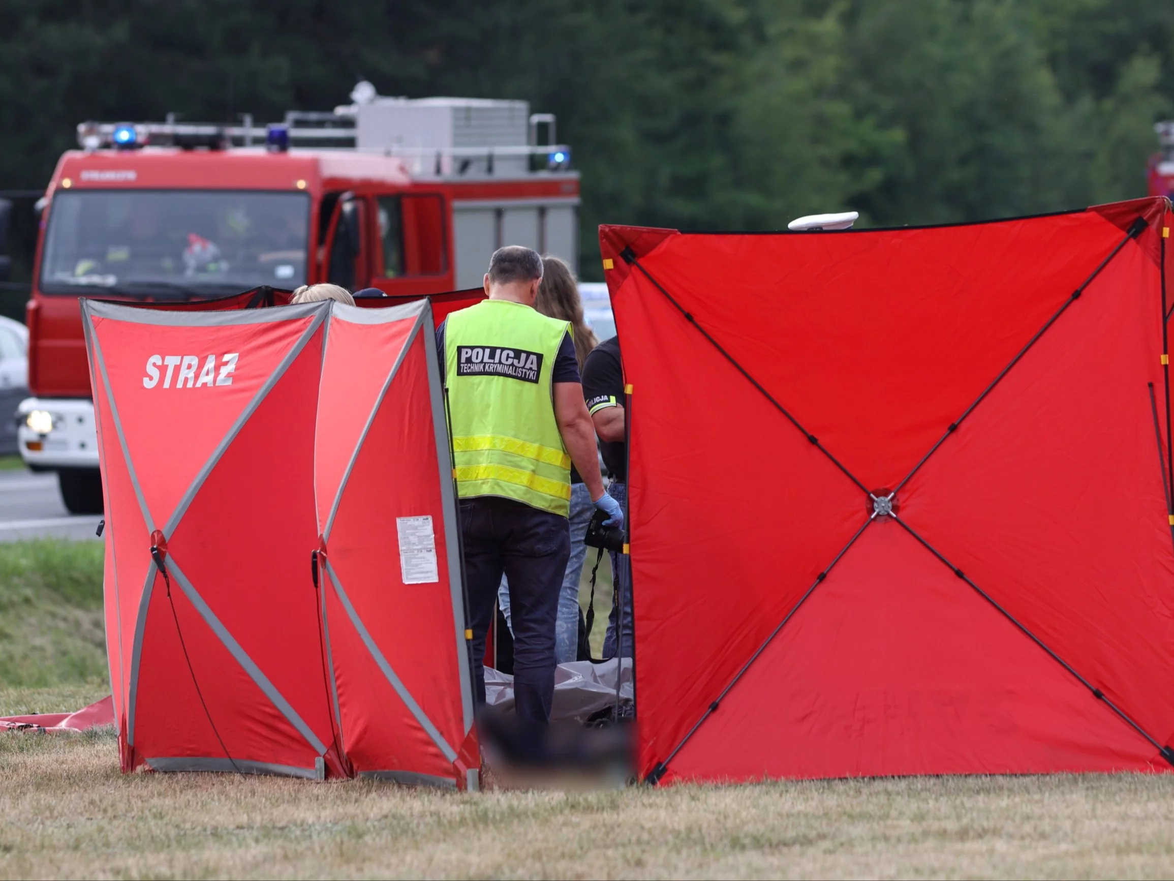 Koszmar pod Warszawą. Nie żyją dwie osoby, droga zablokowana Koszmar pod Warszawą. Nie żyją dwie osoby, droga zablokowana