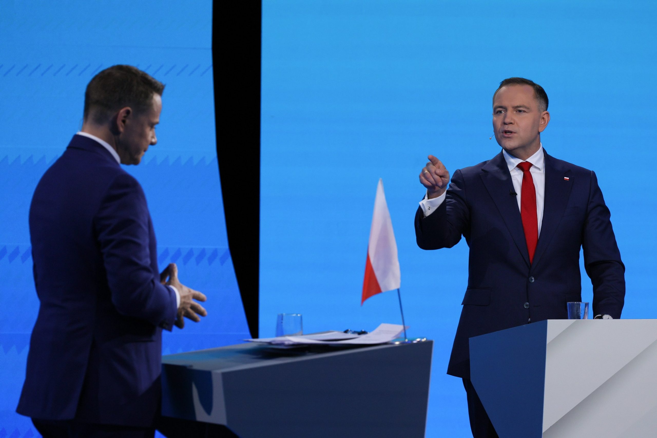 Nawrocki podszedł do Trzaskowskiego. Pokazał mu zdjęcie Nawrocki podszedł do Trzaskowskiego. Pokazał mu zdjęcie