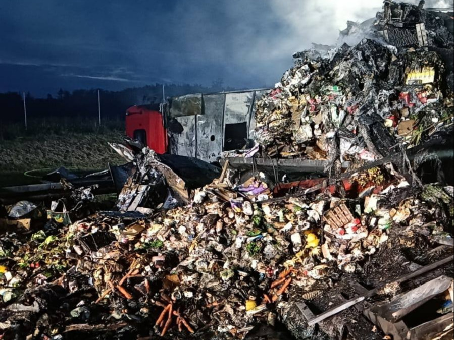 Niebezpieczny wypadek na A1. Dwie ciężarówki stanęły w ogniu, są ranni