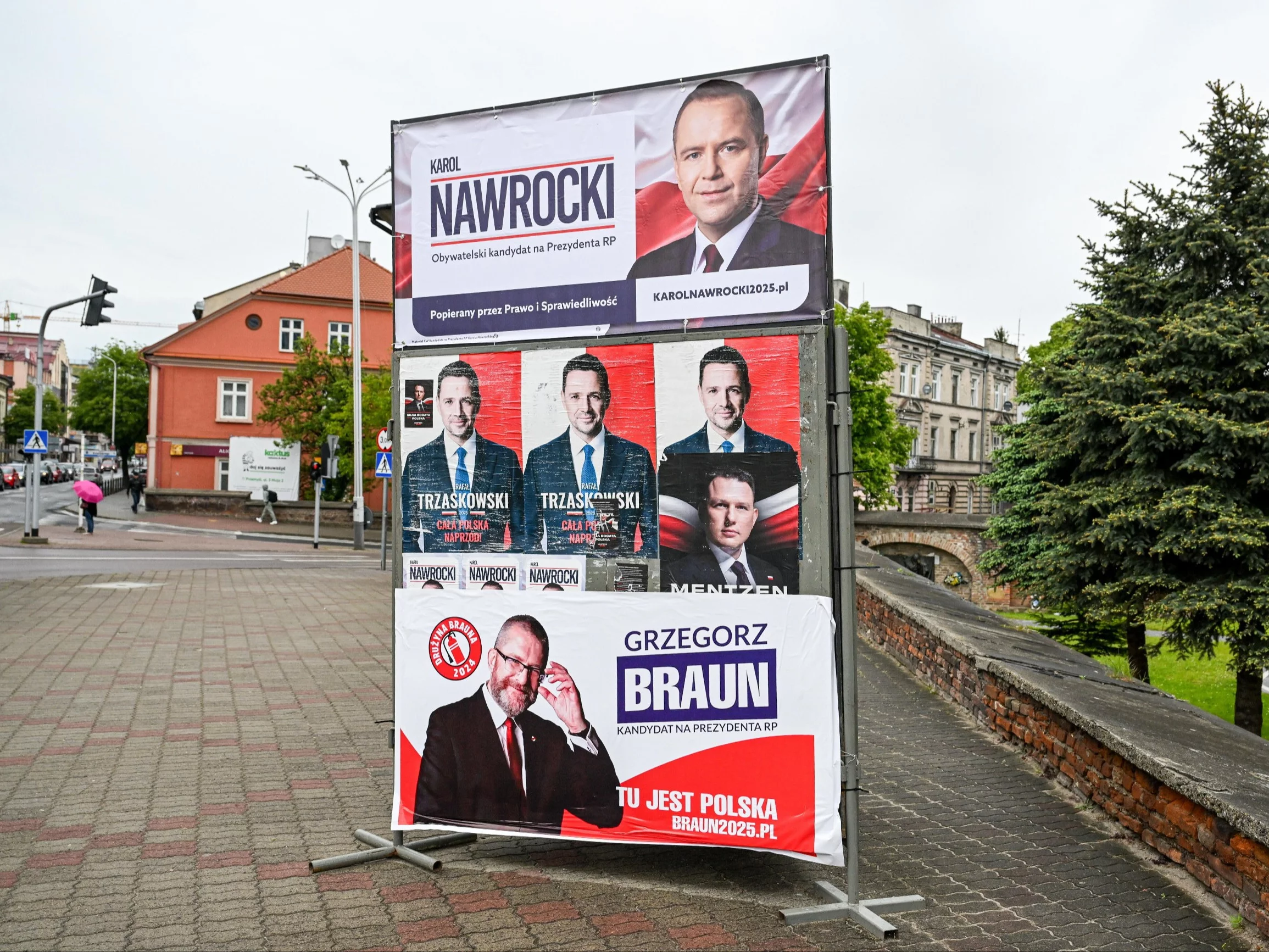 Ostrzegamy przed niszczeniem plakatów wyborczych. Przepisy traktują to surowo