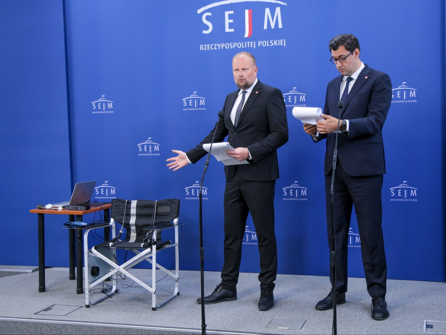 Posłowie KO zaprosili Nawrockiego do Sejmu. Przynieśli wykrywacz kłamstw