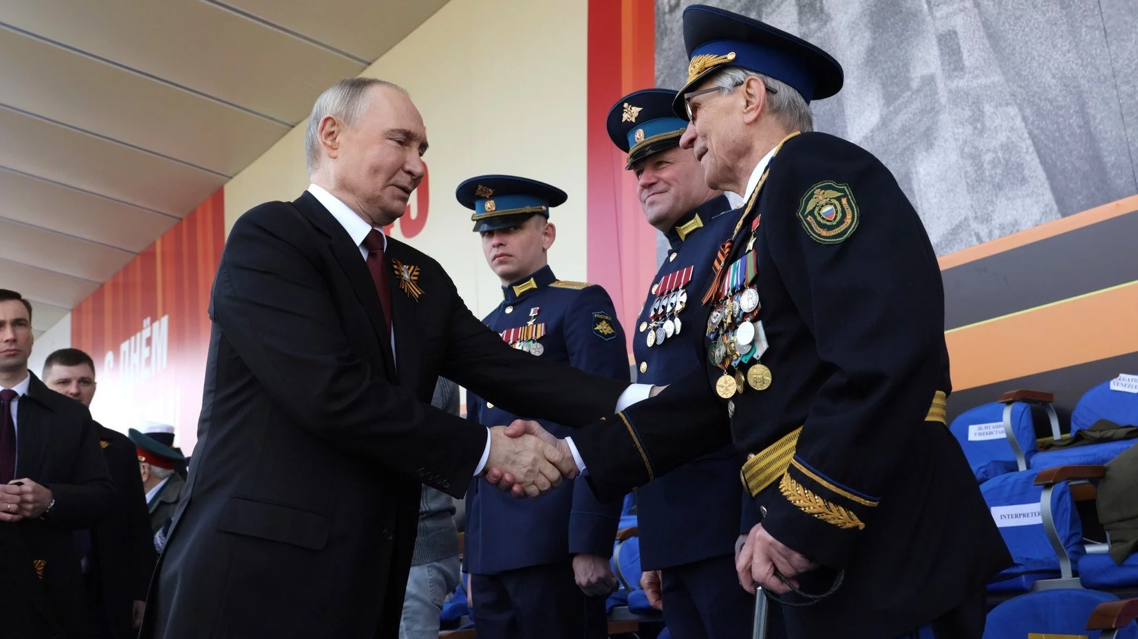 Rosyjski żołnierz salutował Władimirowi Putinowi. Takiej sytuacji się nie spodziewał Rosyjski żołnierz salutował Władimirowi Putinowi. Takiej sytuacji się nie spodziewał