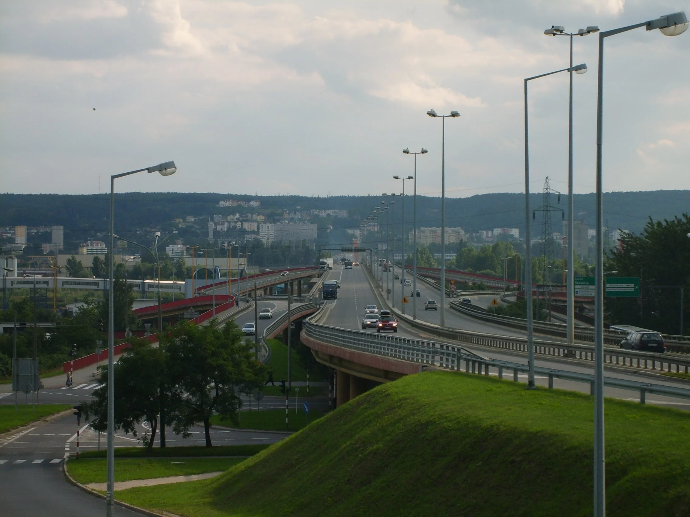 Samochód wjechał w przystanek autobusowy. Koszmarny wypadek w Gdyni Samochód wjechał w przystanek autobusowy. Koszmarny wypadek w Gdyni