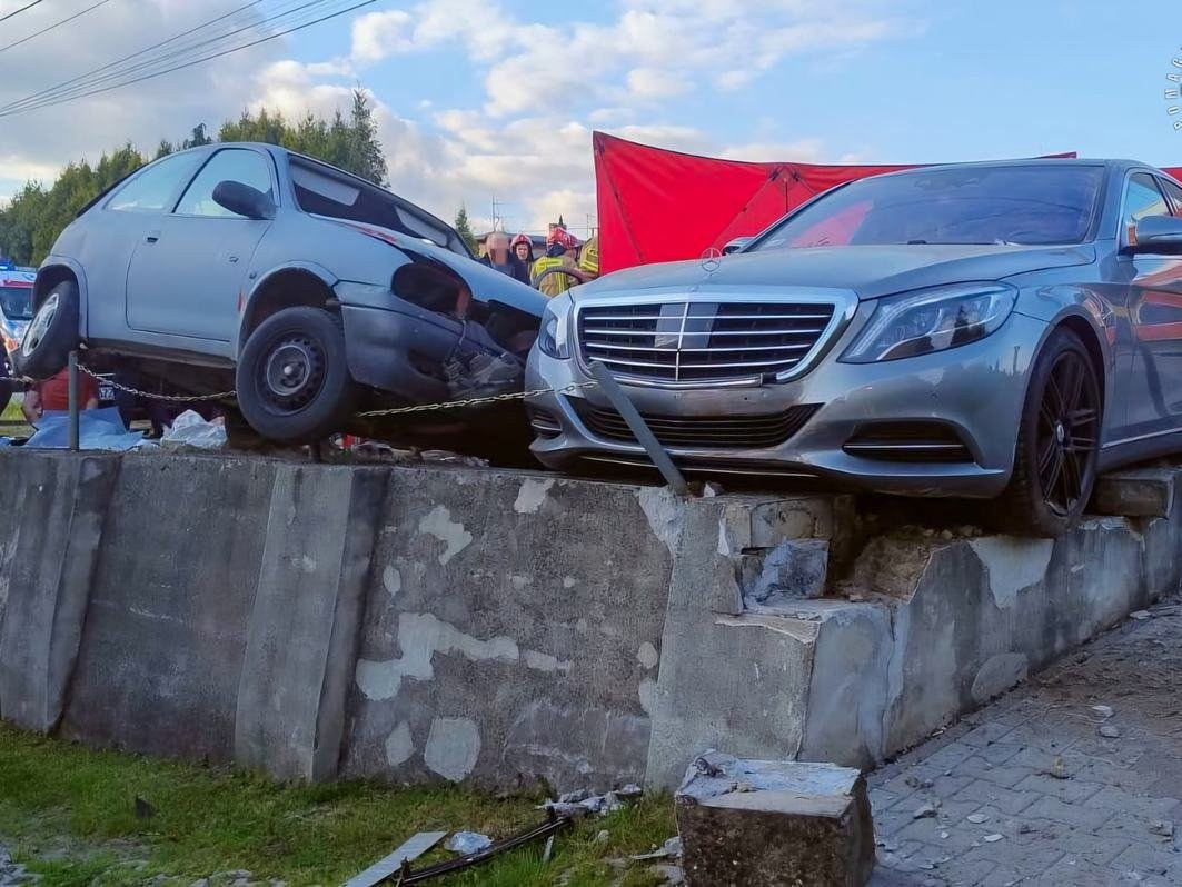 Szalony pościg i wypadek na Śląsku. Kierowca uciekał przed policją, wiózł dziecko Szalony pościg i wypadek na Śląsku. Kierowca uciekał przed policją, wiózł dziecko
