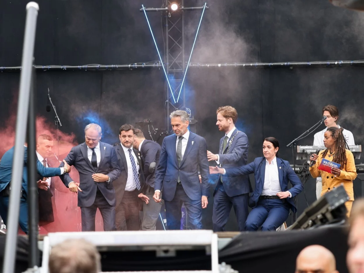 Tusk wyprowadzony przez ochronę. Niebezpieczny incydent w Holandii Tusk wyprowadzony przez ochronę. Niebezpieczny incydent w Holandii