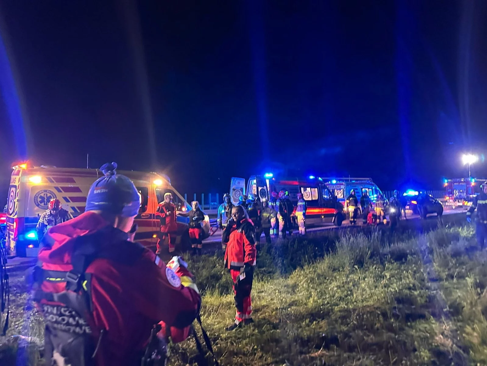 Wypadek autokaru pod Wrocławiem. Sprzeczne doniesienia o ofiarach Wypadek autokaru pod Wrocławiem. Sprzeczne doniesienia o ofiarach
