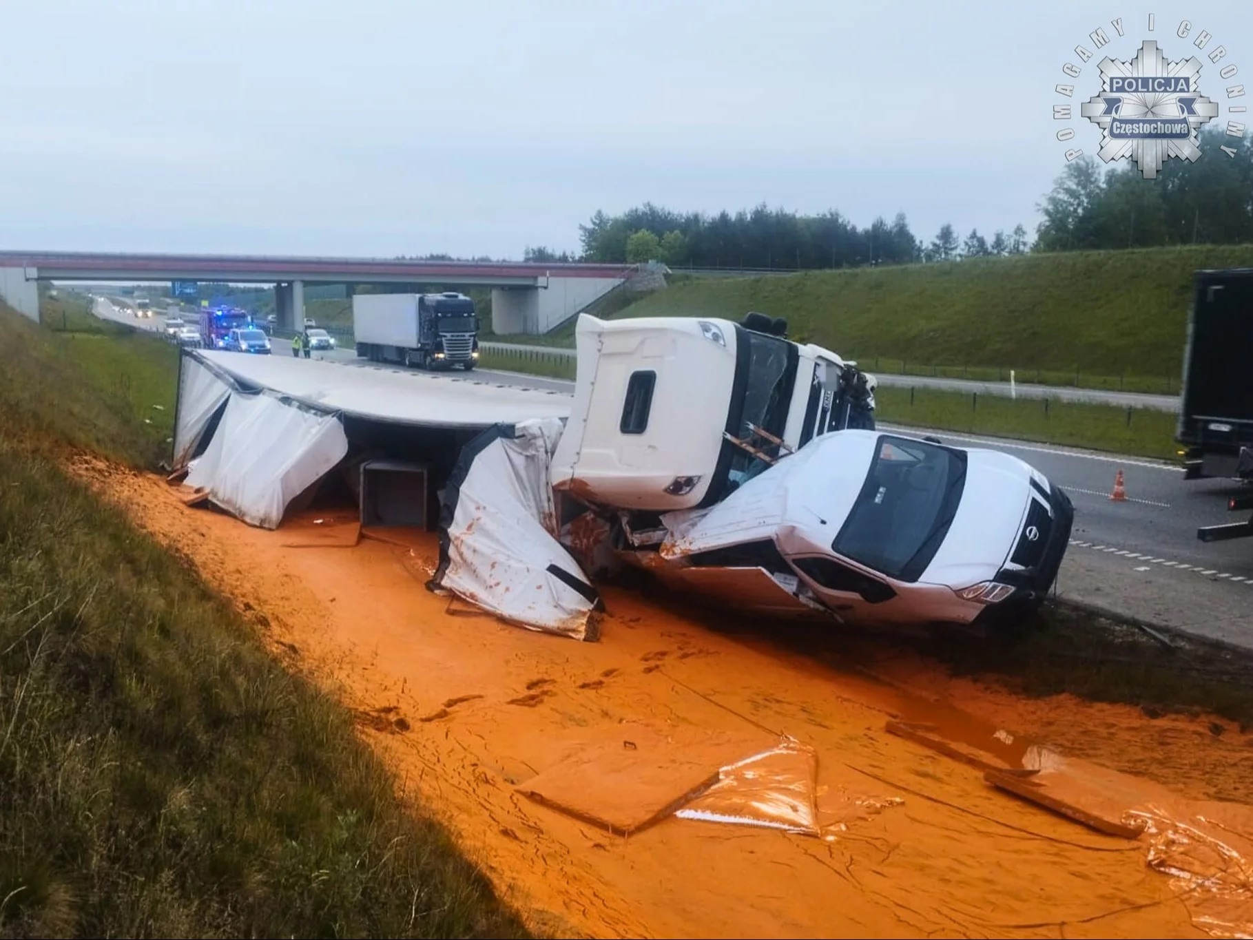Wypadek na A1 i niespodziewane konsekwencje. „Wyciekł sos pomidorowy” Wypadek na A1 i niespodziewane konsekwencje. „Wyciekł sos pomidorowy”