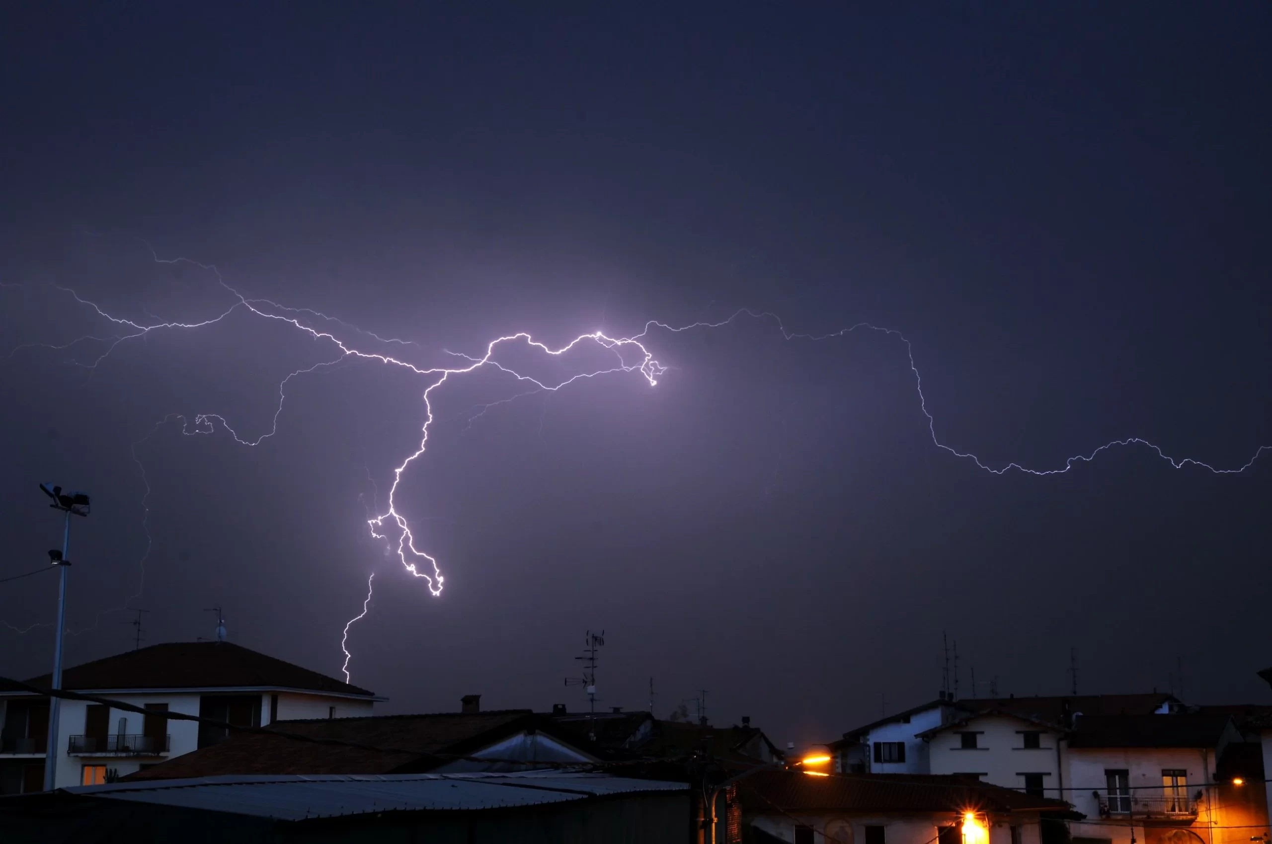 Alarm pogodowy w całym kraju. Wichury, burze, silny wiatr, trąba powietrzna Alarm pogodowy w całym kraju. Wichury, burze, silny wiatr, trąba powietrzna
