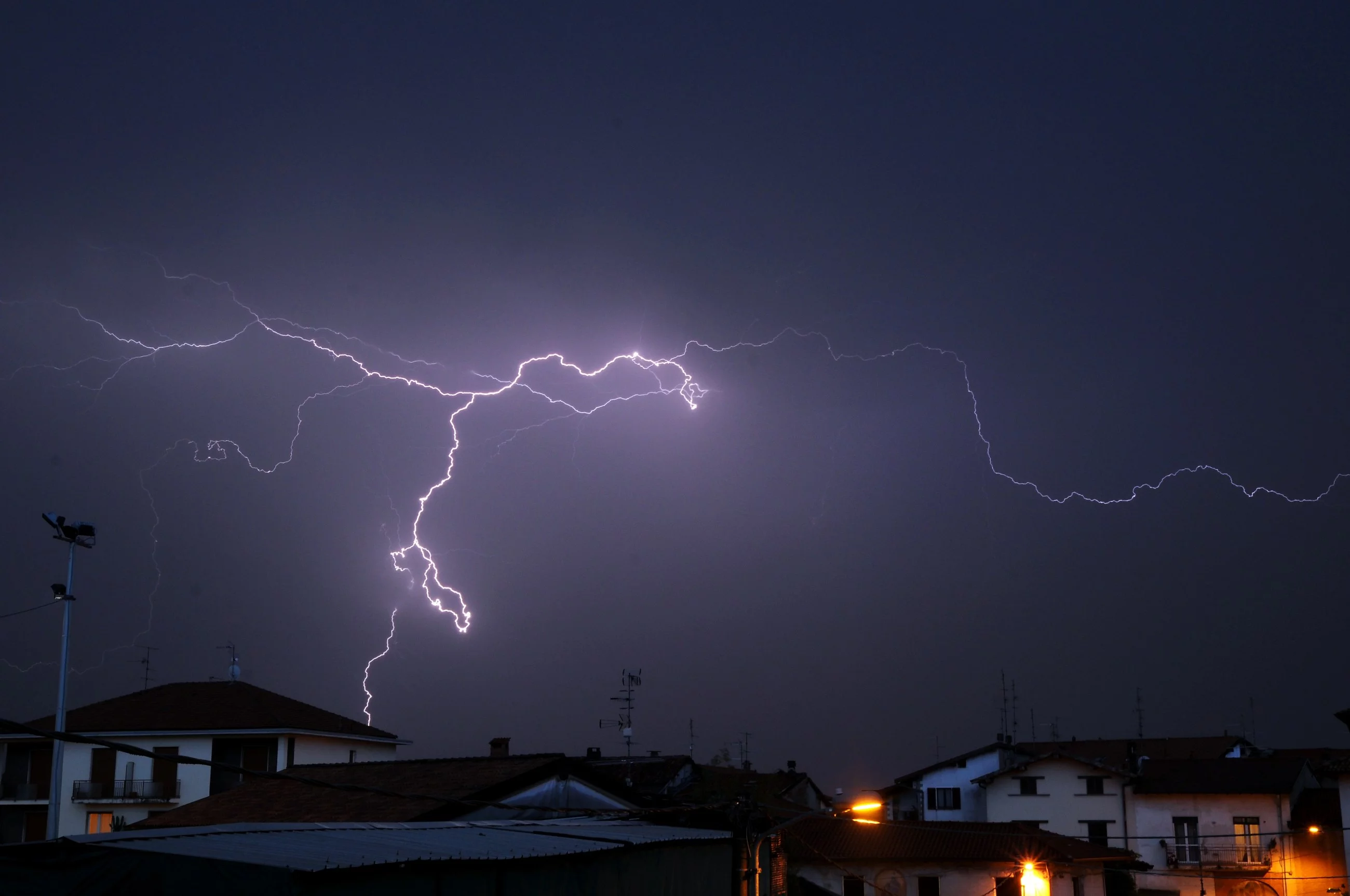 Alarm pogodowy w całym kraju. Wichury, burze, silny wiatr, trąba powietrzna