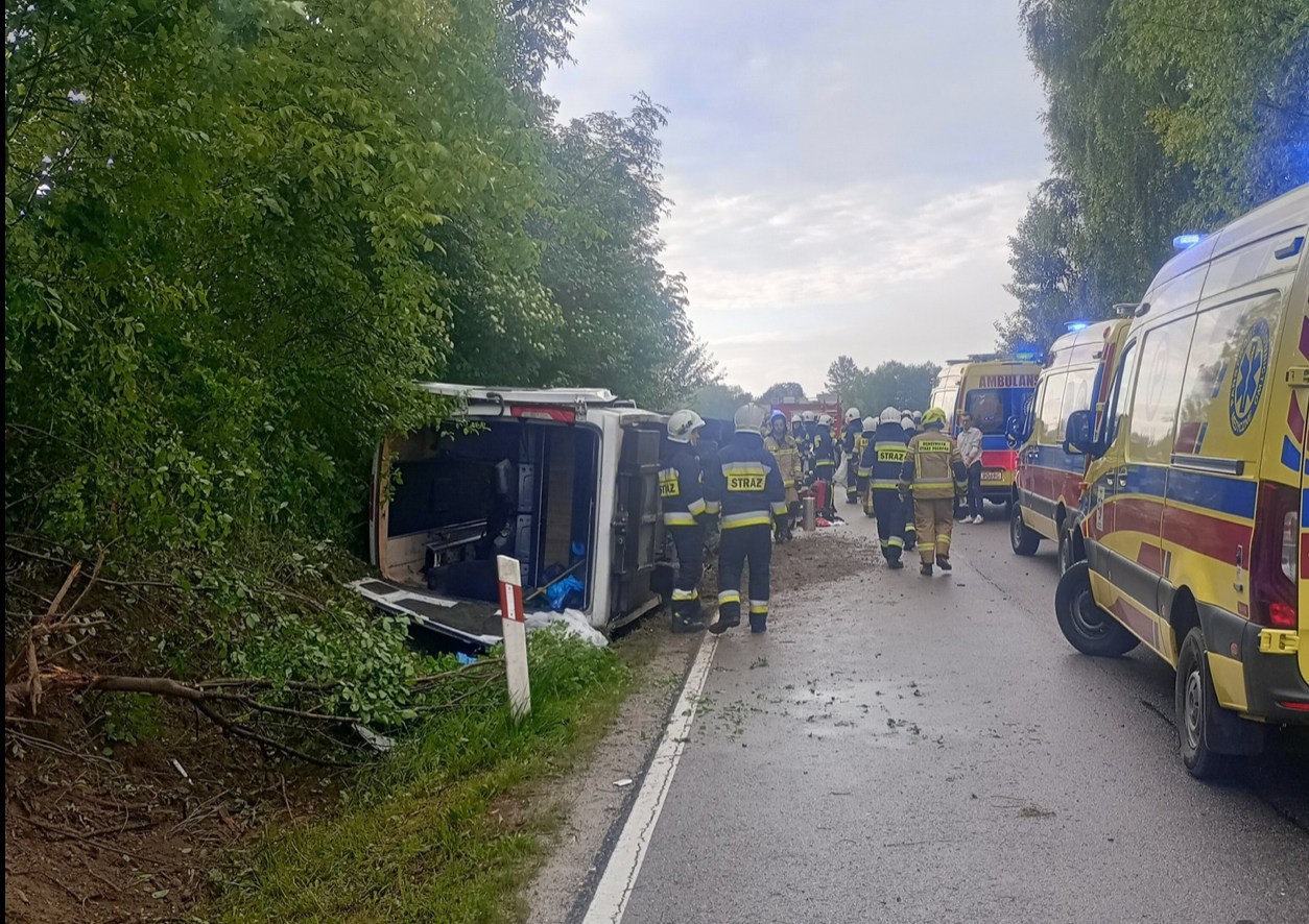 Bus przewożący pielgrzymów przewrócił się do rowu. Są ranni Bus przewożący pielgrzymów przewrócił się do rowu. Są ranni