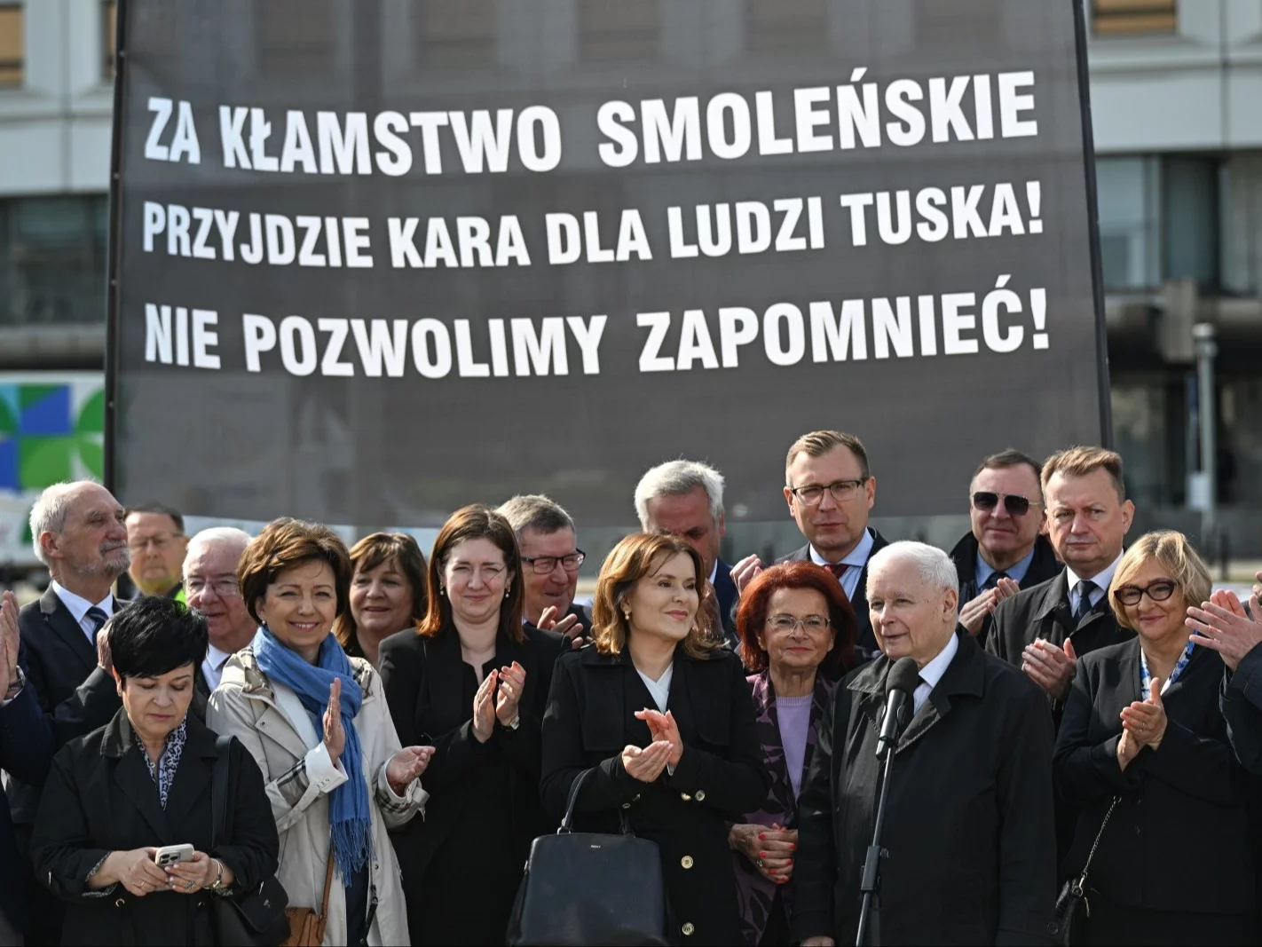 Kaczyński o „haniebnych czynach” i Putinie. Burzliwe przemówienie na miesięcznicy Kaczyński o „haniebnych czynach” i Putinie. Burzliwe przemówienie na miesięcznicy
