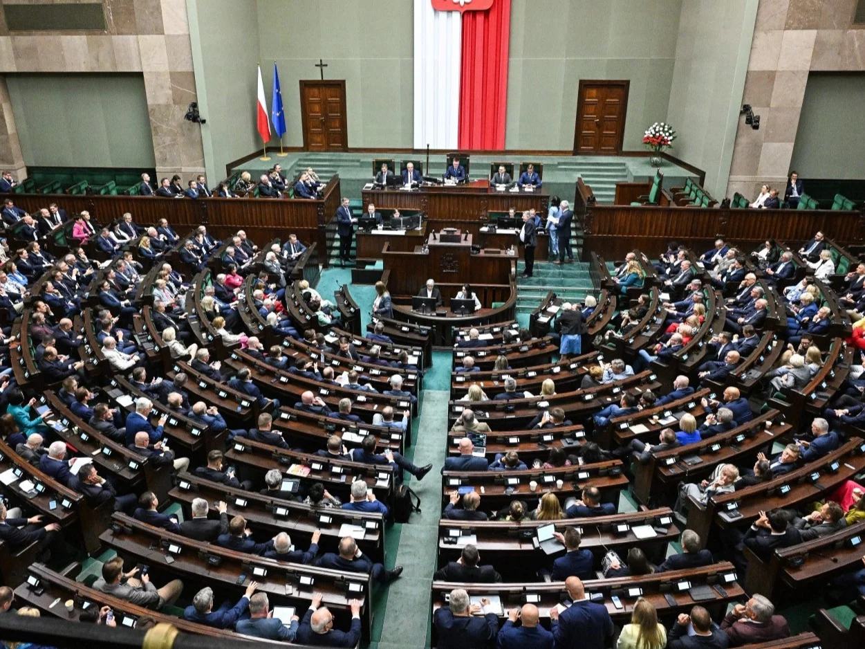 KO ramię w ramię z PiS. Zaskakujące sceny w Sejmie! KO ramię w ramię z PiS. Zaskakujące sceny w Sejmie!