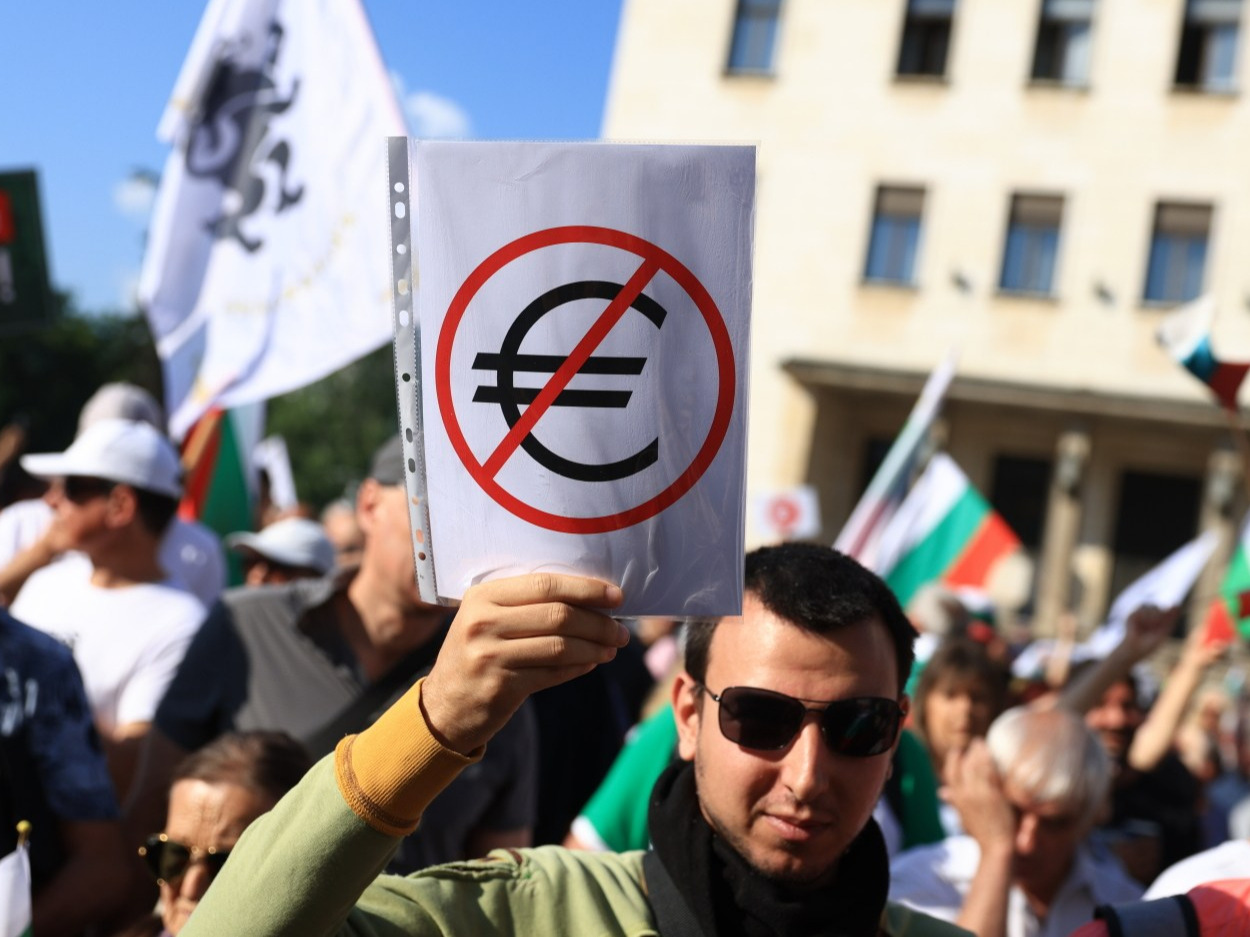 Kolejny kraj dołączy do strefy euro. Protesty na ulicach i bójka w parlamencie Kolejny kraj dołączy do strefy euro. Protesty na ulicach i bójka w parlamencie