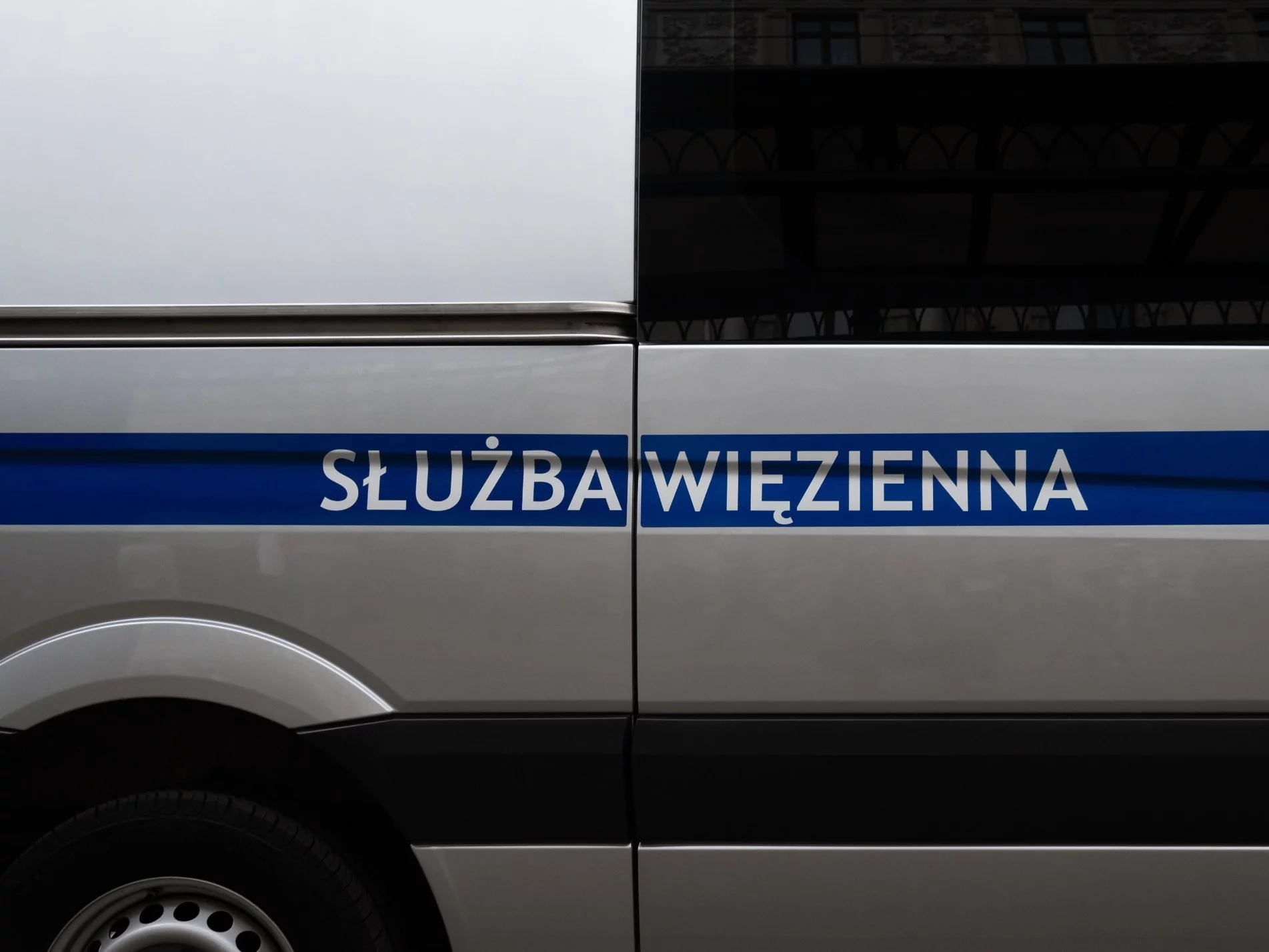 Matka w kajdankach na pogrzebie dziecka. Służba Więzienna się tłumaczy Matka w kajdankach na pogrzebie dziecka. Służba Więzienna się tłumaczy