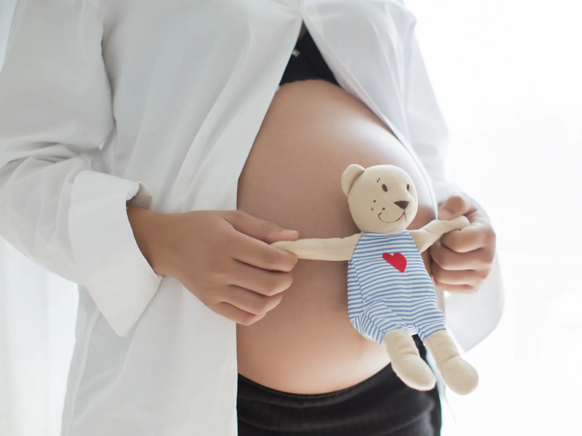 Nielegalna adopcja w Polsce. Dziennikarskie śledztwo odsłania mroczny proceder Nielegalna adopcja w Polsce. Dziennikarskie śledztwo odsłania mroczny proceder