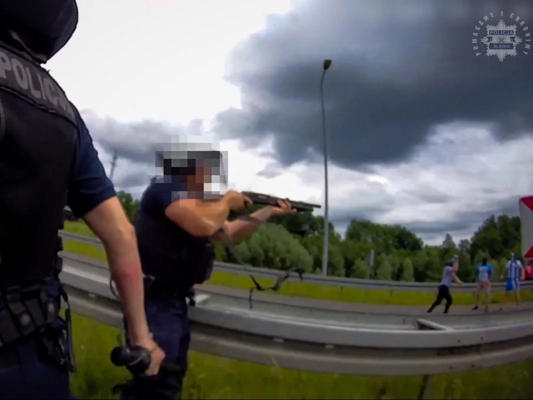Policjanci stanęli na drodze grupie pseudokibiców. Padł strzał ostrzegawczy Policjanci stanęli na drodze grupie pseudokibiców. Padł strzał ostrzegawczy