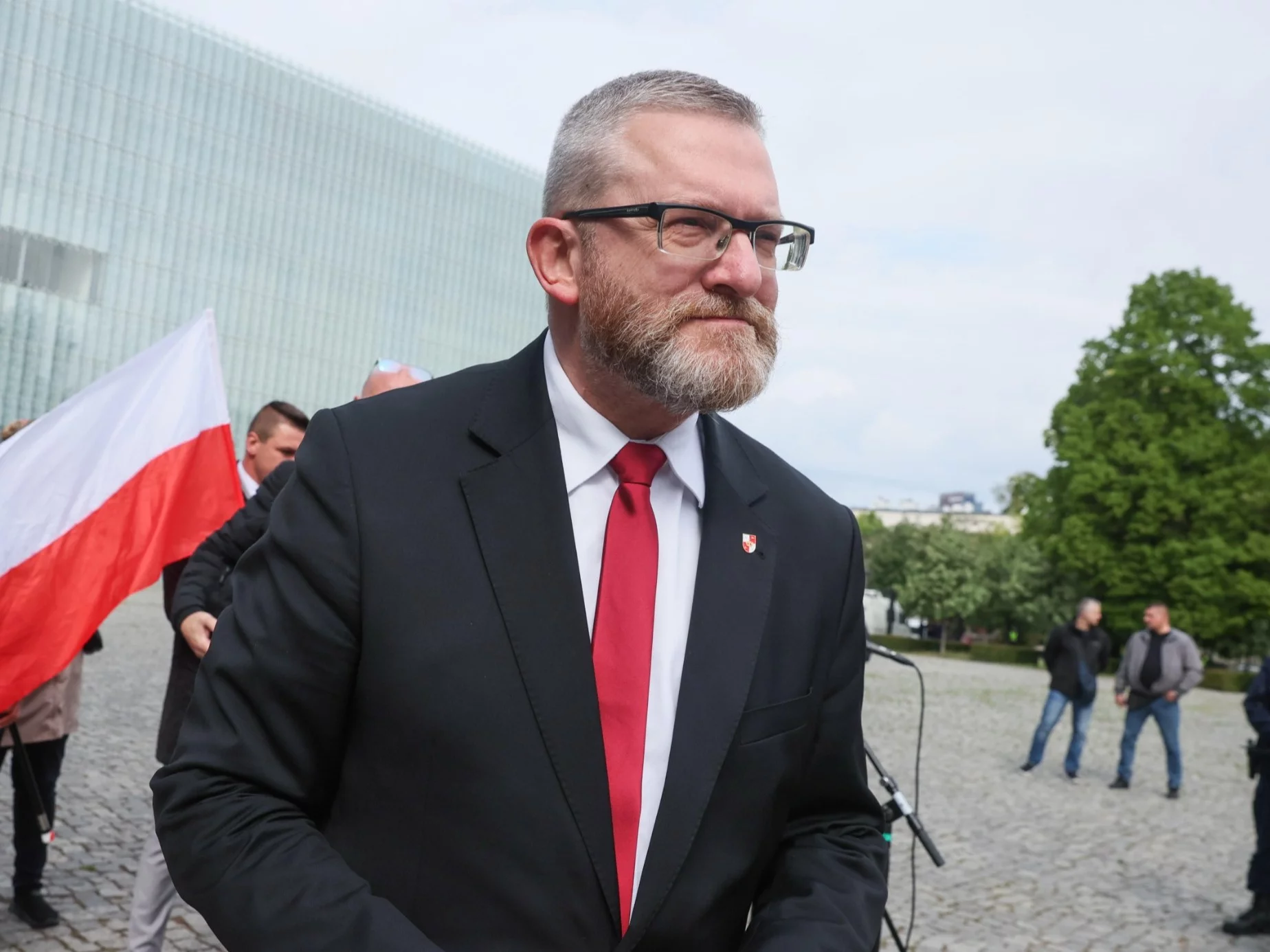 Skandal w Sejmie! Grzegorz Braun uszkodził wystawę dot. osób LGBT Skandal w Sejmie! Grzegorz Braun uszkodził wystawę dot. osób LGBT