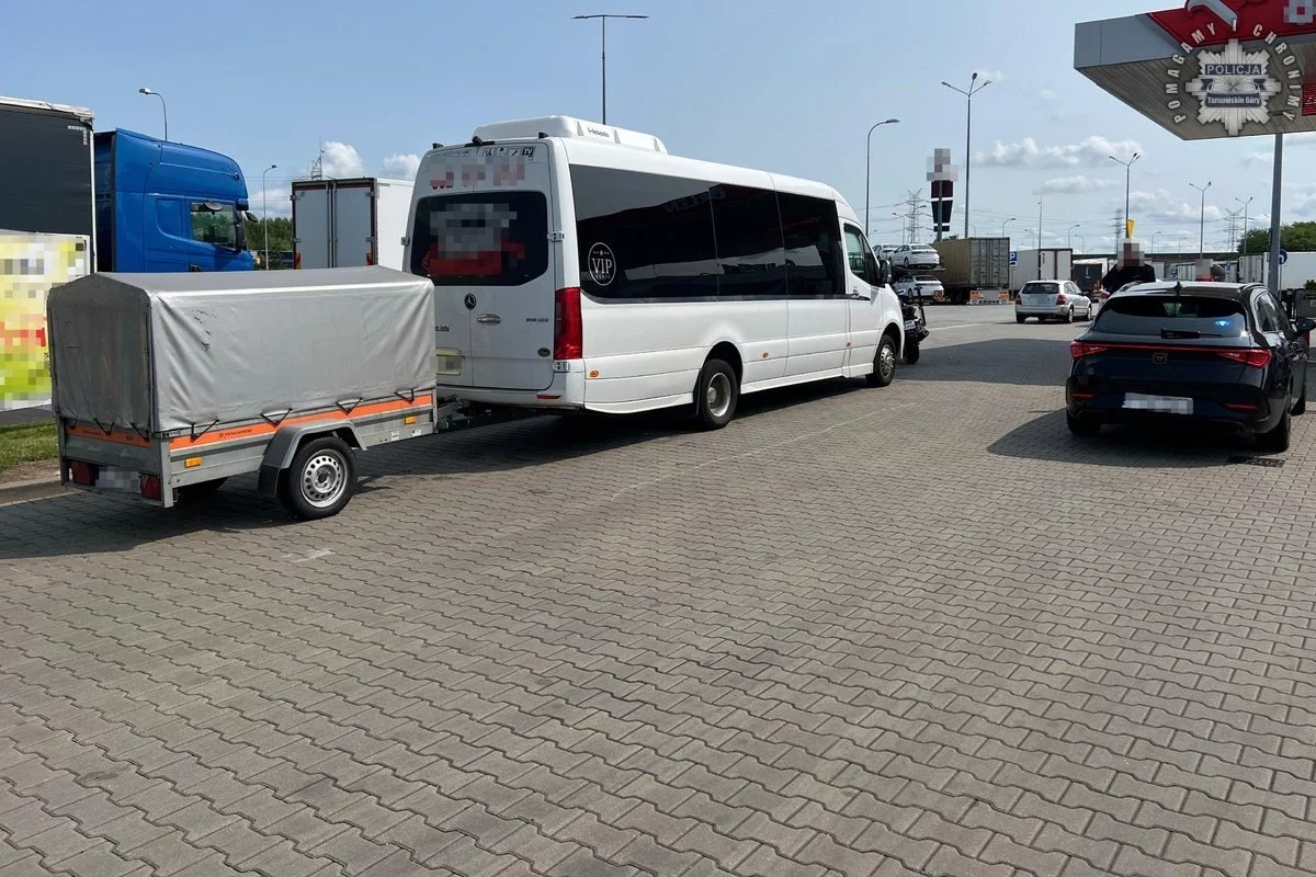 Wiózł 14 pasażerów. Był kompletnie pijany