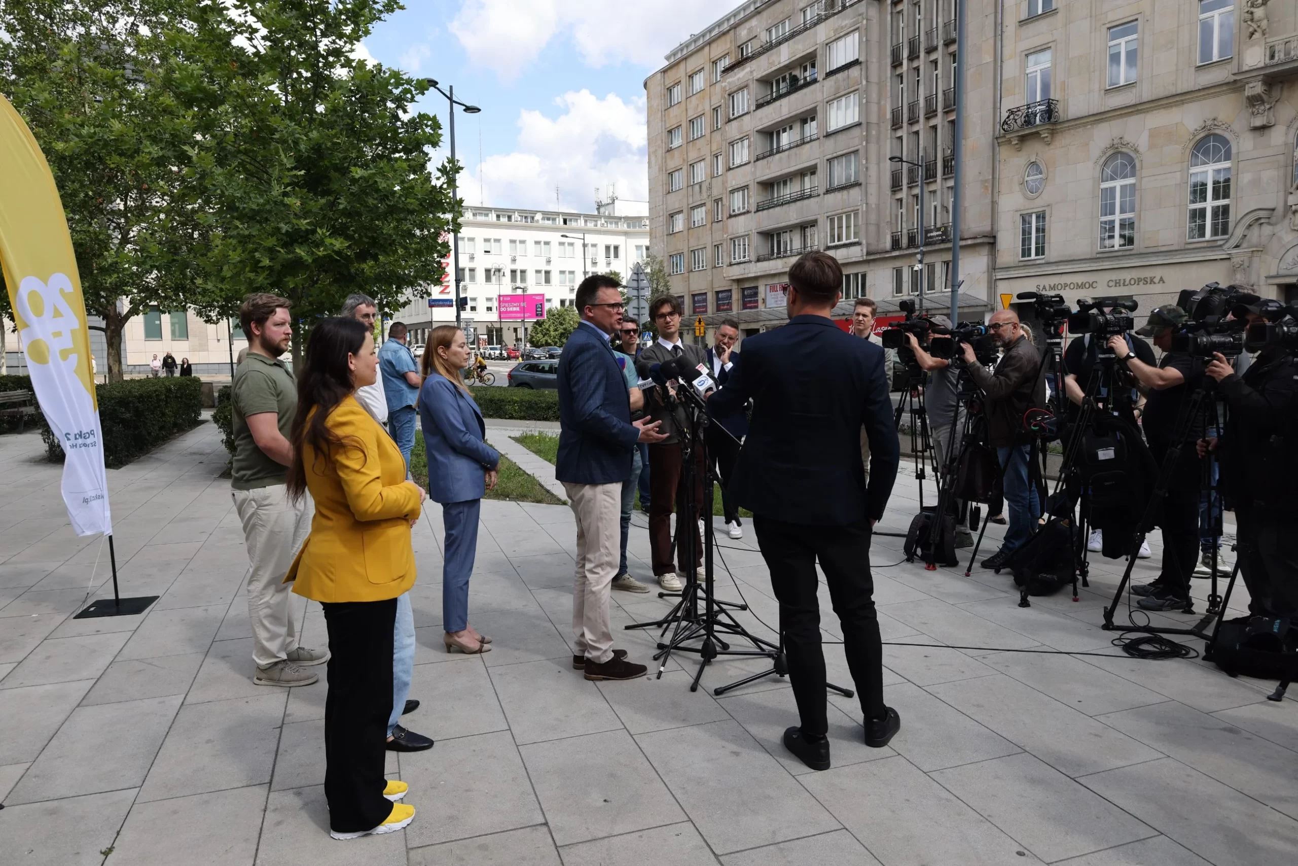 Zamieszanie na konferencji Hołowni. Głos z publiczności zaskoczył wszystkich Zamieszanie na konferencji Hołowni. Głos z publiczności zaskoczył wszystkich