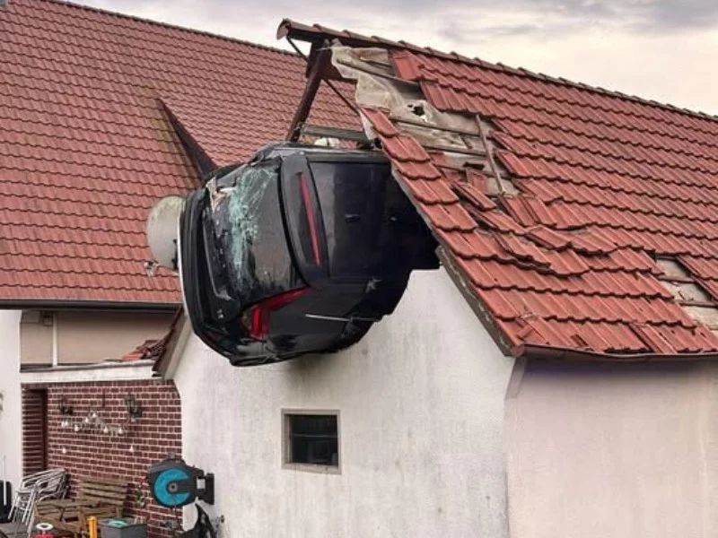 7-latek skakał na trampolinie. Potrącił go samochód, który wbił się w dach 7-latek skakał na trampolinie. Potrącił go samochód, który wbił się w dach