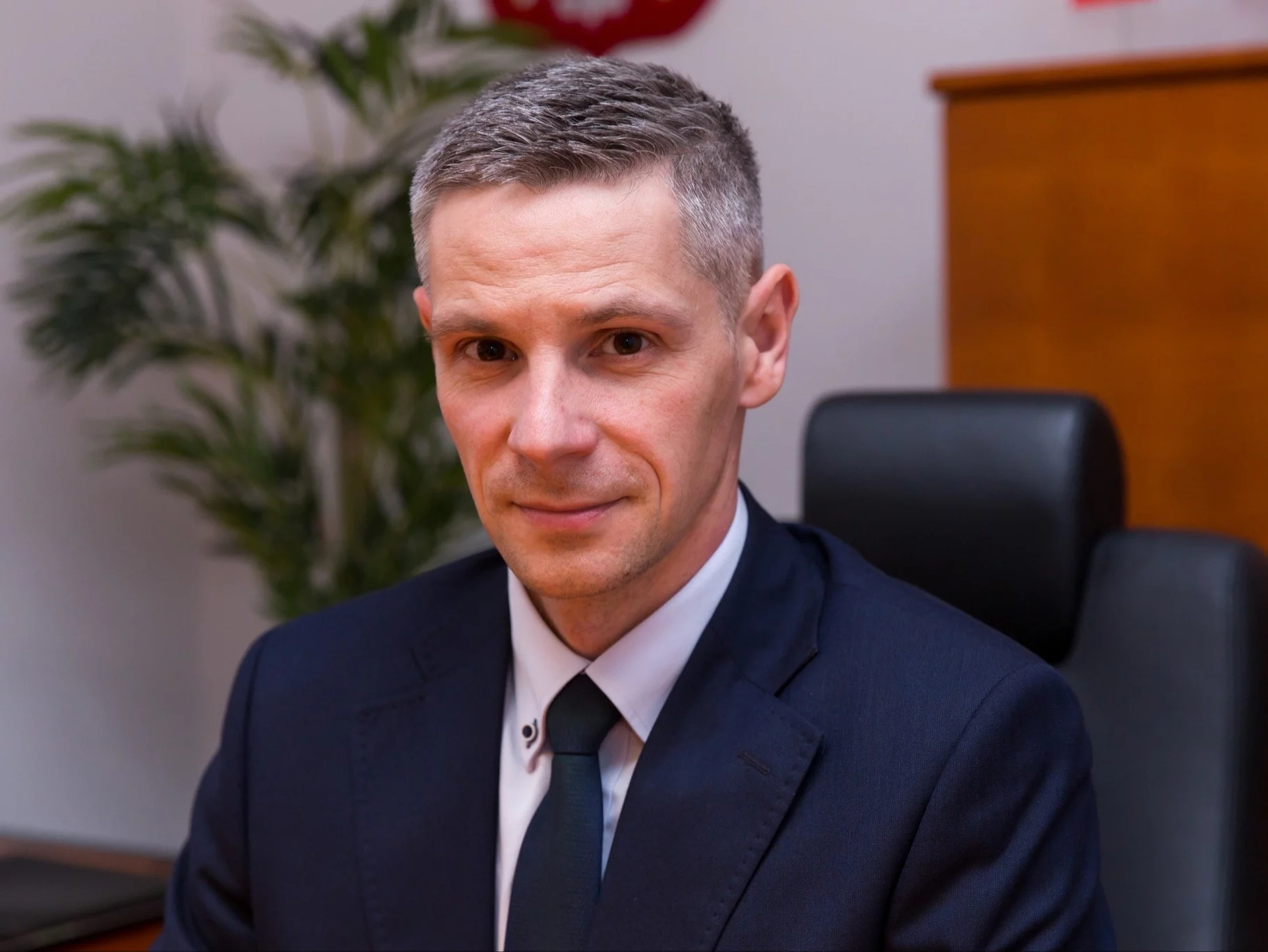 Burmistrz wskoczył do śmietnika. Przekonuje, że było to potrzebne Burmistrz wskoczył do śmietnika. Przekonuje, że było to potrzebne