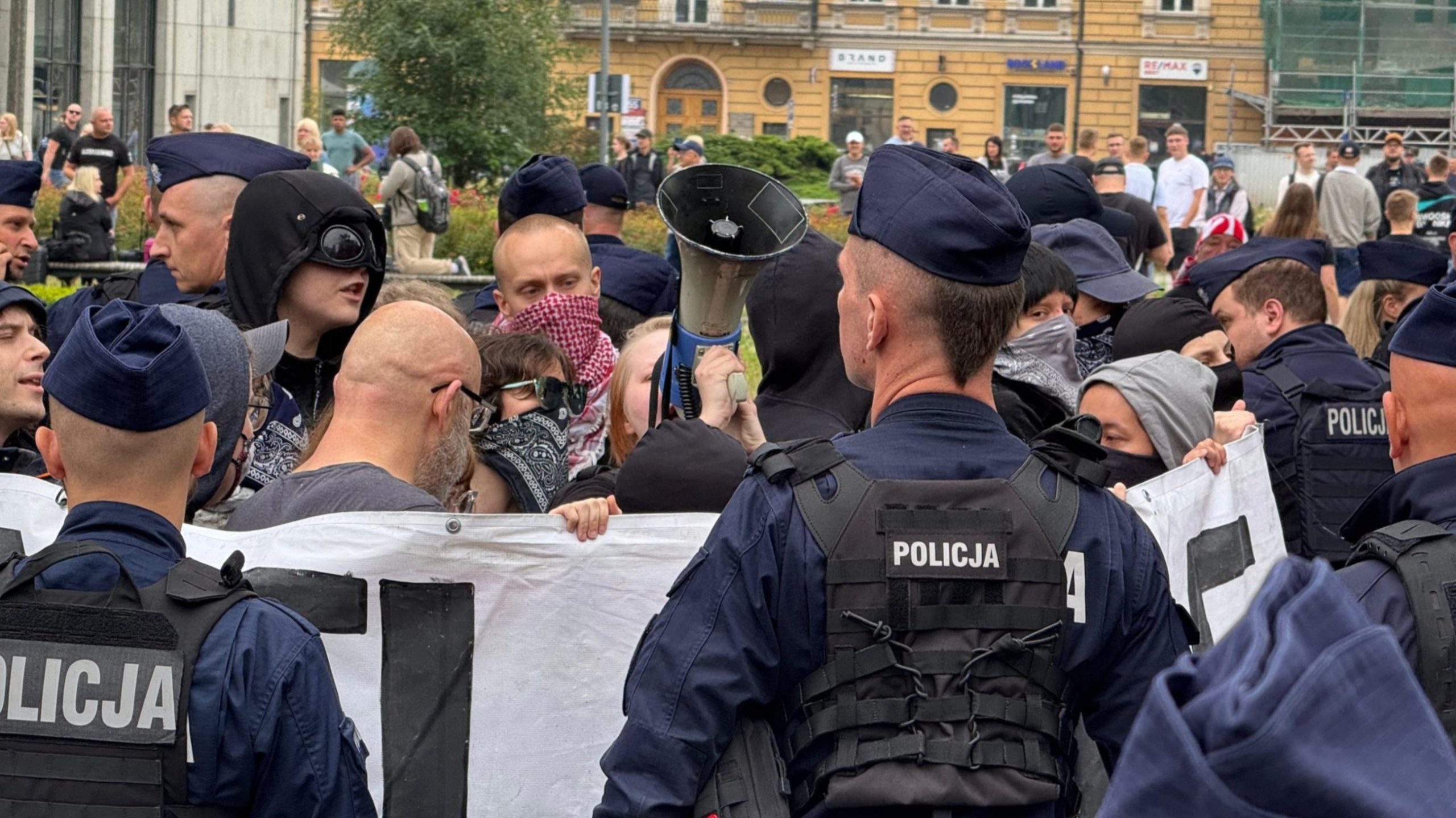 Gorąco na manifestacji „Stop Imigracji!”. Policja utworzyła kordon Gorąco na manifestacji „Stop Imigracji!”. Policja utworzyła kordon