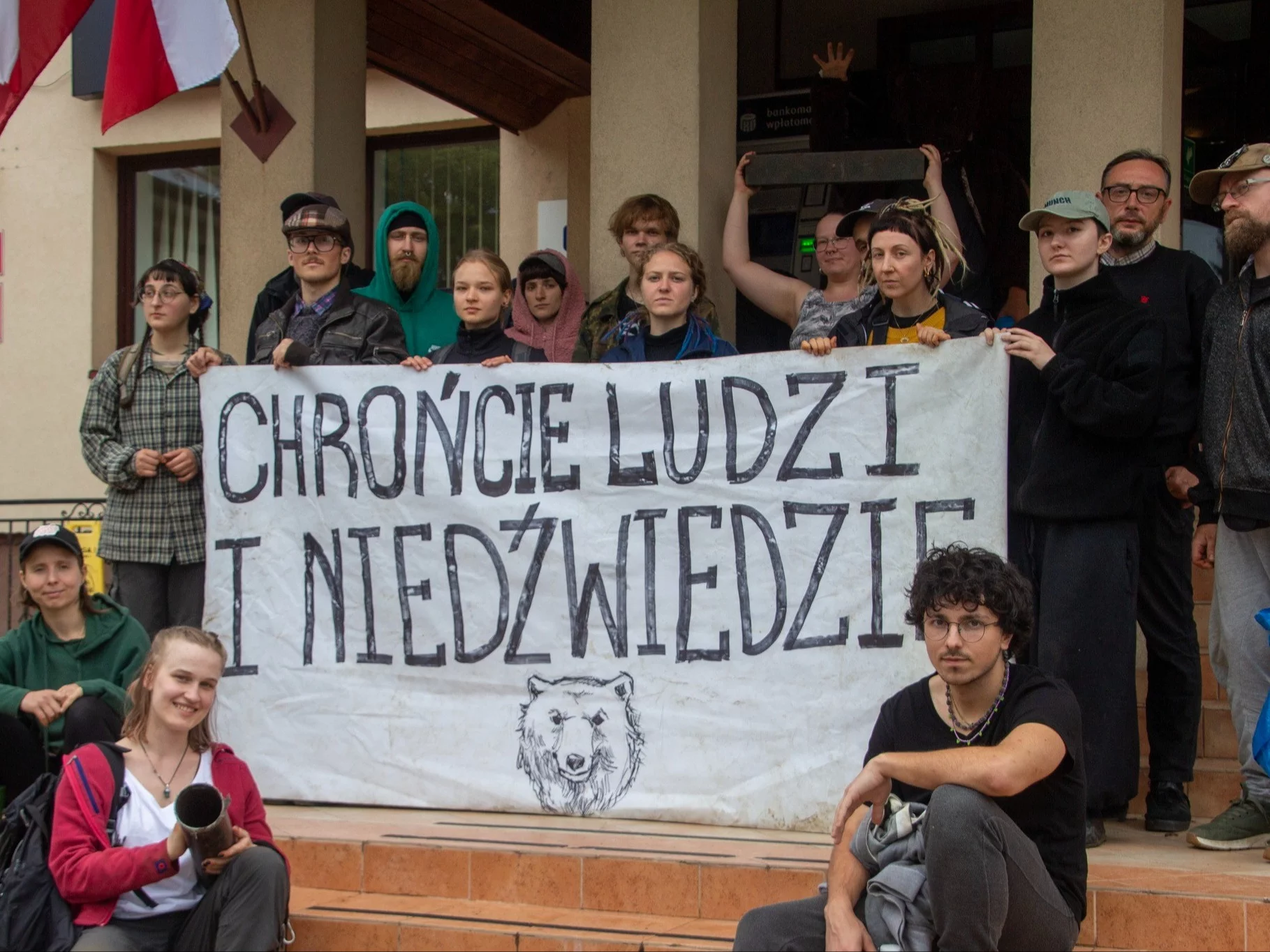 Kostium niedźwiedzia, kajdanki i apele. Dramatyczne sceny w urzędzie