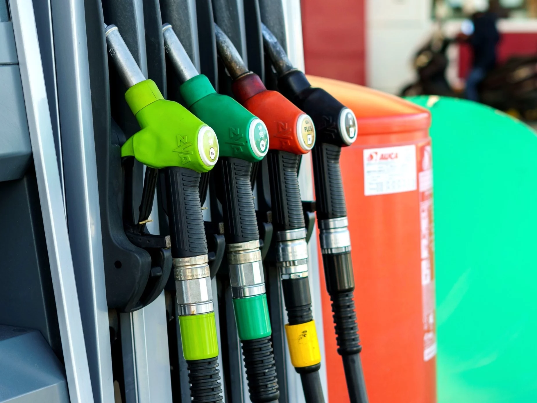 Nieoczywista zniżka na paliwo dla seniorów. Cztery sieci oferują nawet 10 gr mniej na litrze Nieoczywista zniżka na paliwo dla seniorów. Cztery sieci oferują nawet 10 gr mniej na litrze