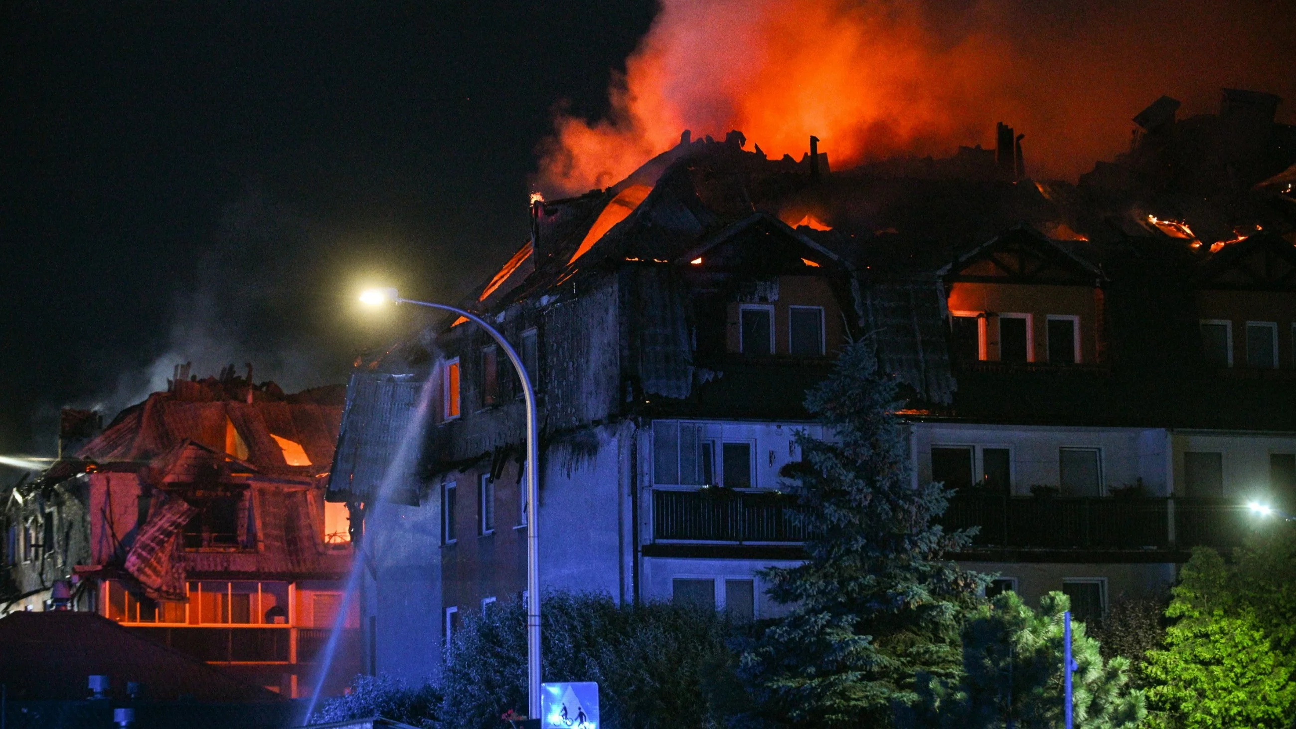 Ogromny pożar pod Warszawą. Wysłano alert RCB. Najnowsze informacje
