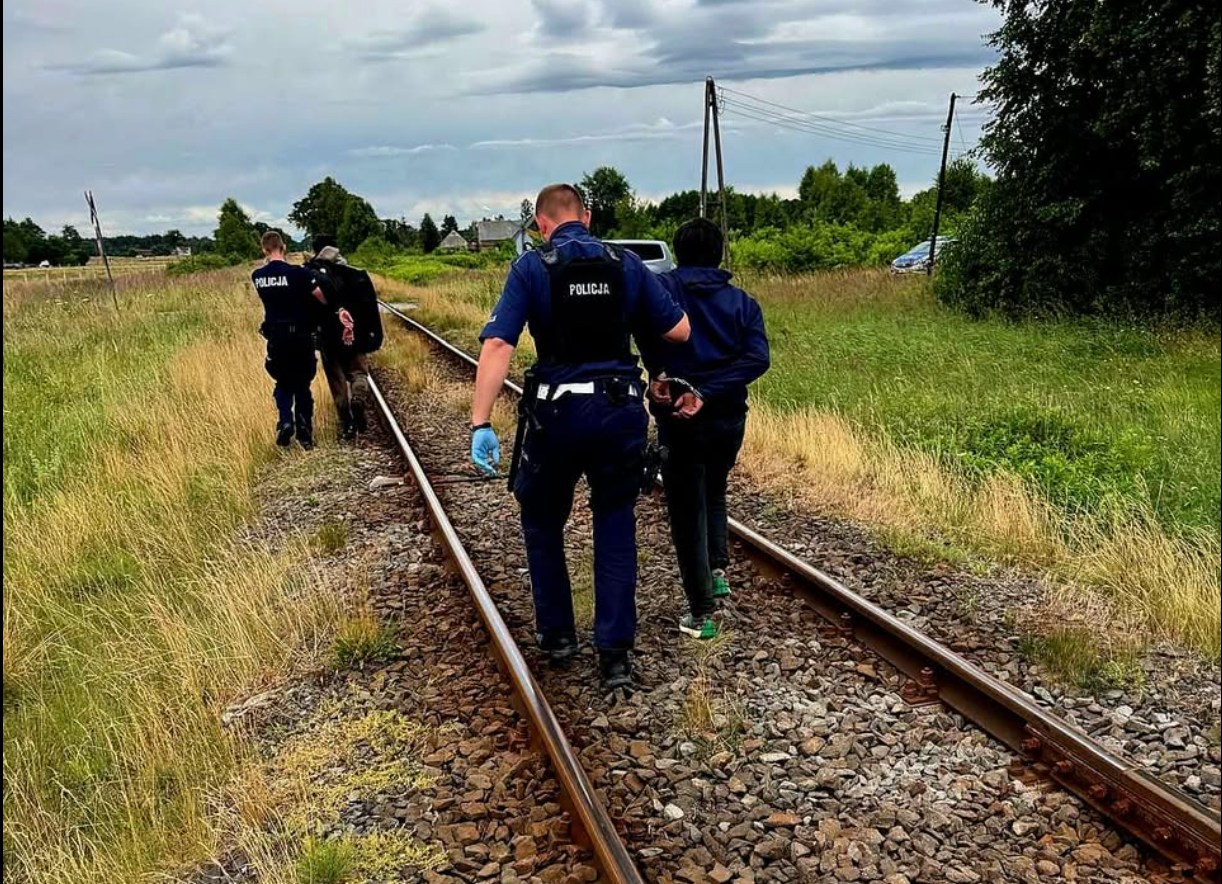 Pościg za migrantami z Afganistanu. Policja zatrzymała trzy osoby Pościg za migrantami z Afganistanu. Policja zatrzymała trzy osoby