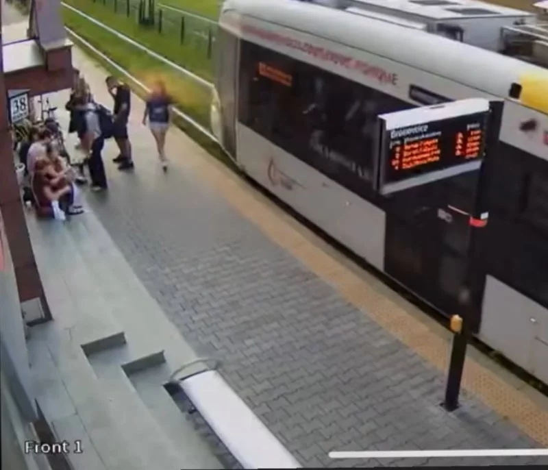 Rozpylił gaz pieprzowy na przystanku. Cały Kraków szuka osoby z nagrania