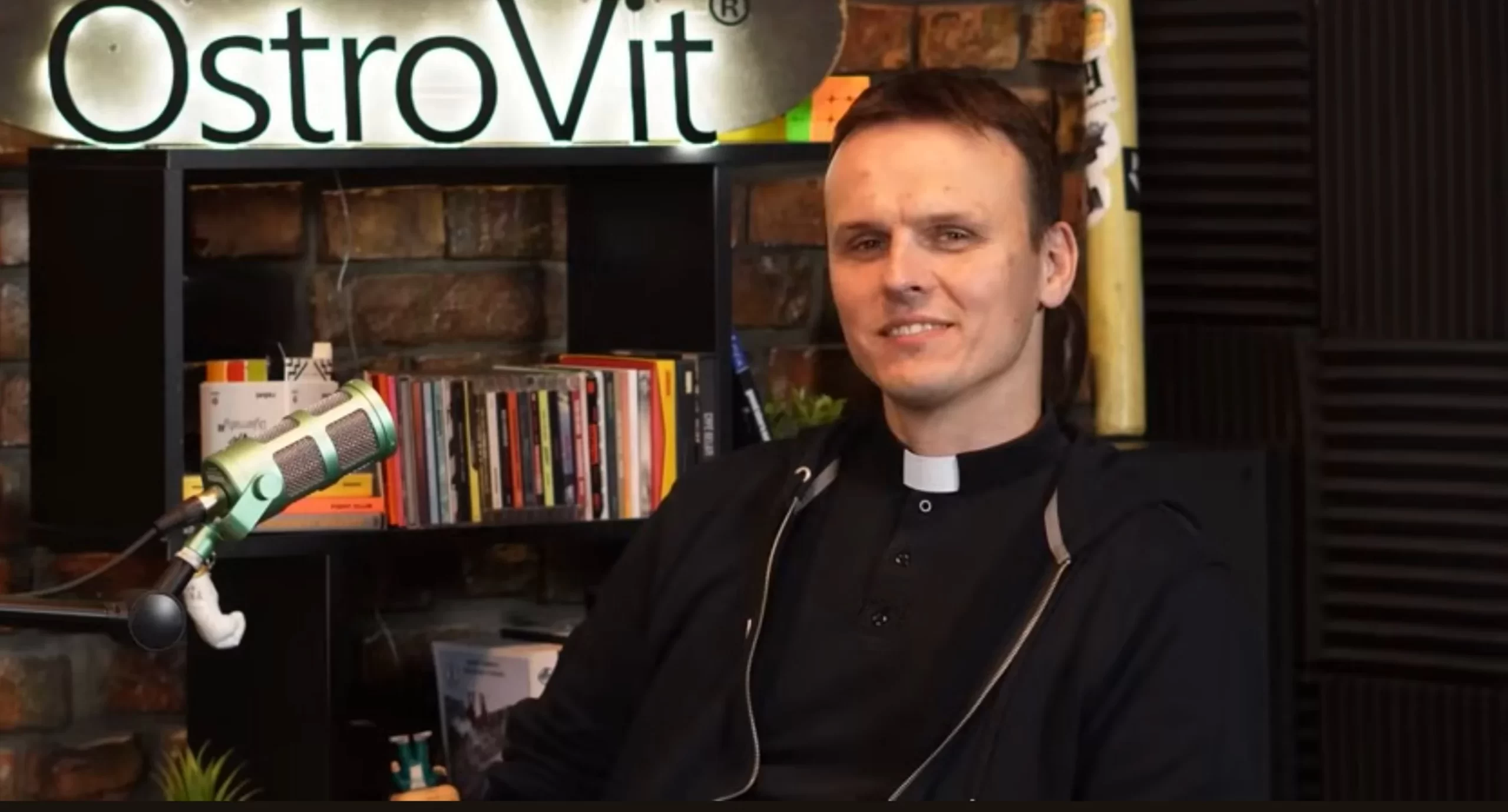 Tyle zarabiają księża w Polsce. Ks. Główczyński podał stawki