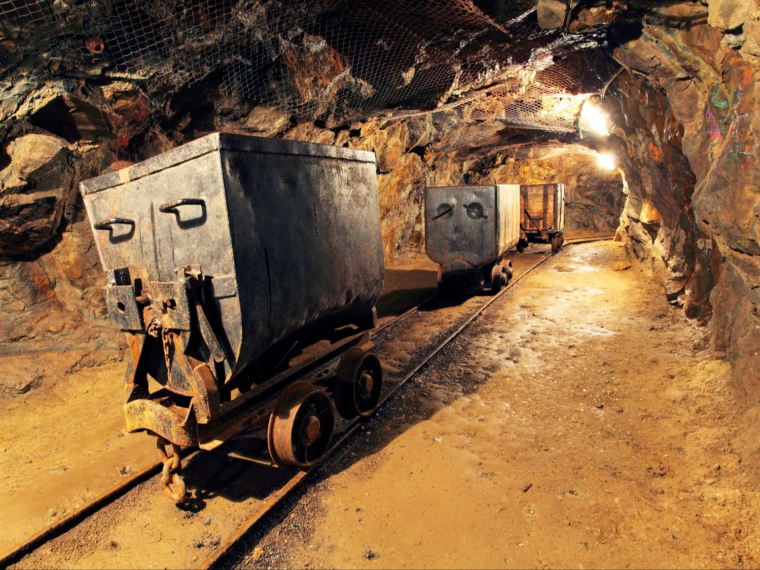 Ukryty tunel, groźby i tajne służby. Tak szukano złotego pociągu Ukryty tunel, groźby i tajne służby. Tak szukano złotego pociągu